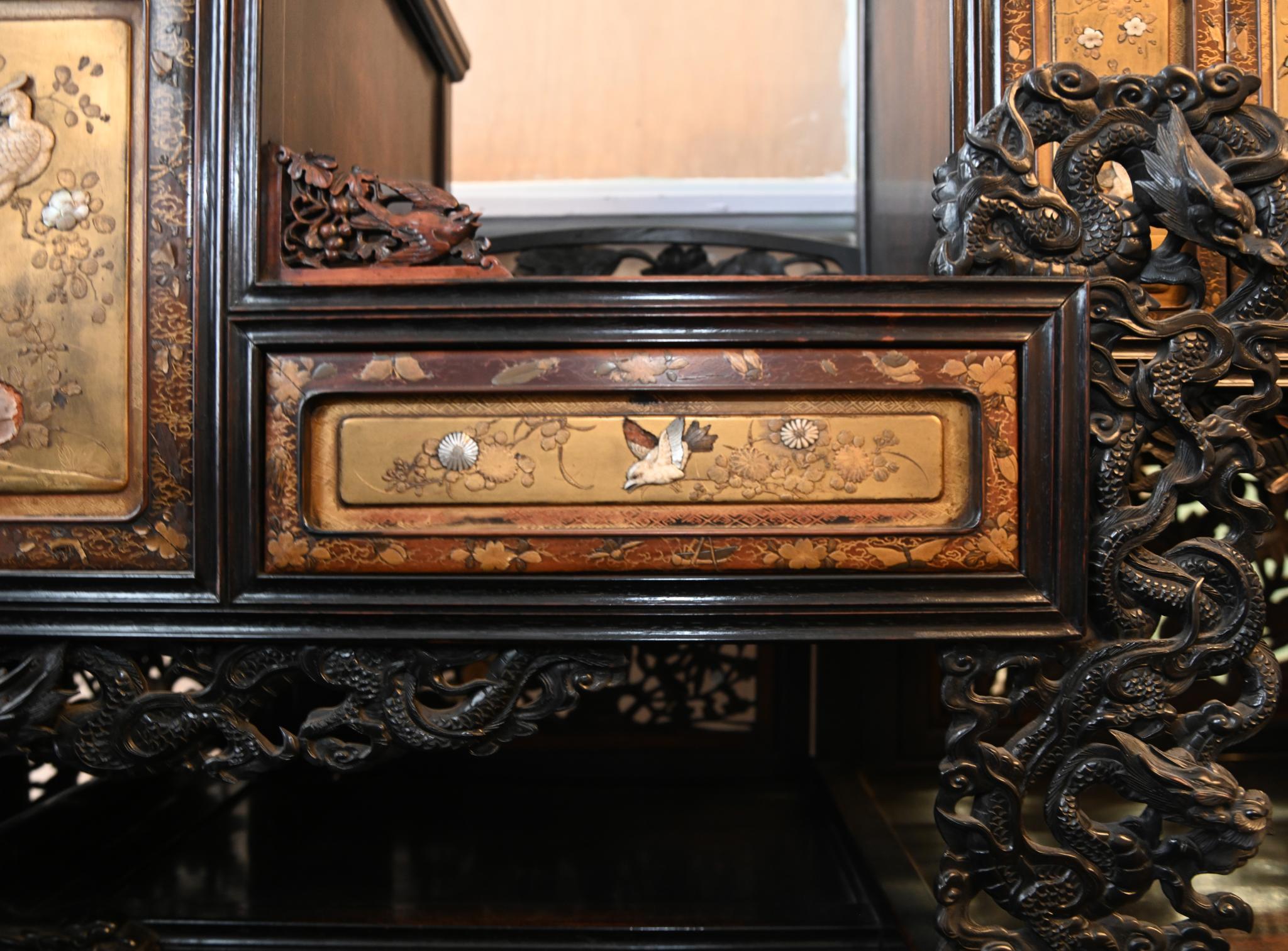 Armadio intarsiato giapponese con cassapanca laccata Santuario Meiji 1860 in vendita 4