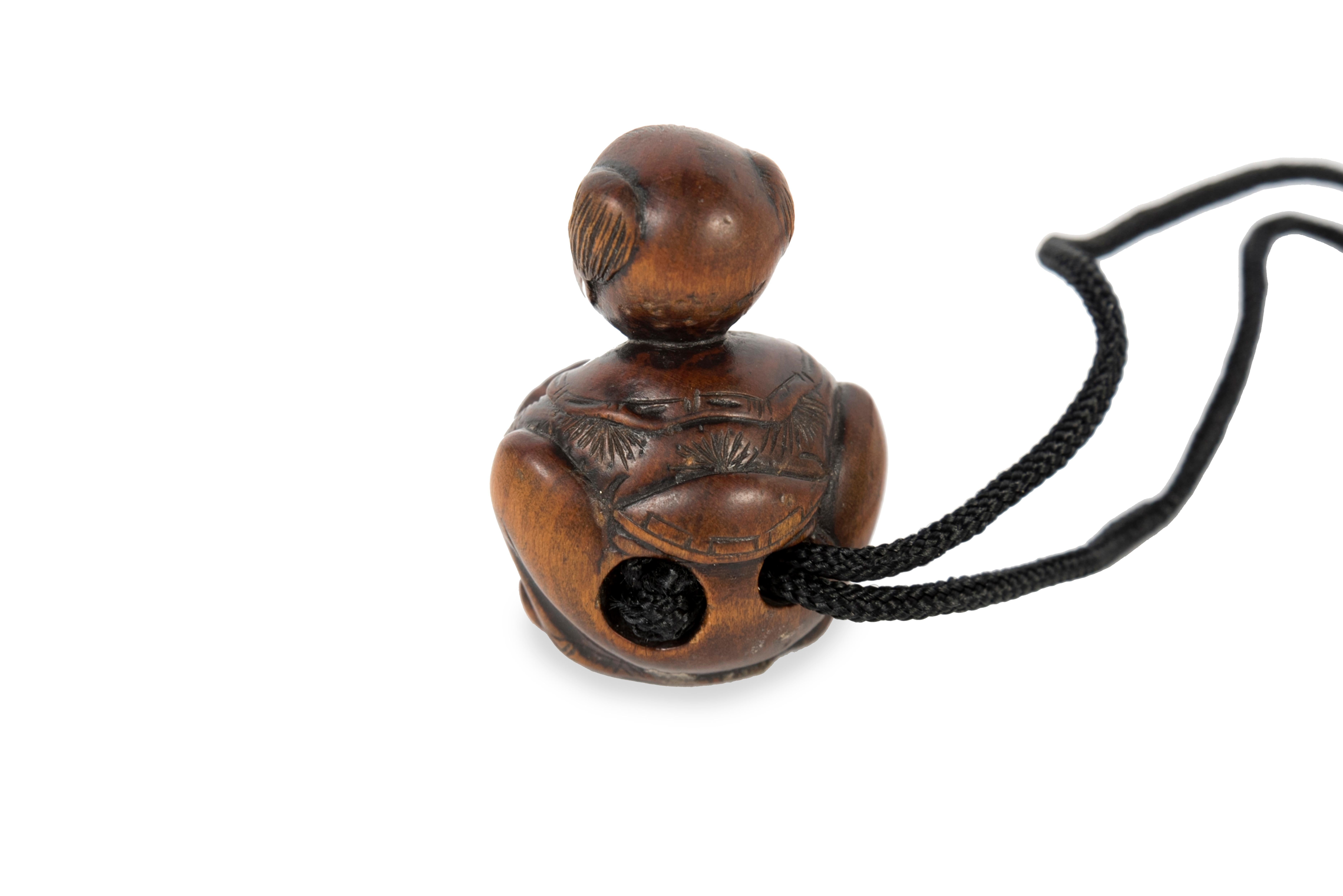 Inrō with four boxes in black and gold lacquer, representing a person in a pavilion in a snowy landscape with mountain on the background. Realised in maki-e on black lacquer with smaller details in kirigane, 

Small boxes formed of compartments that