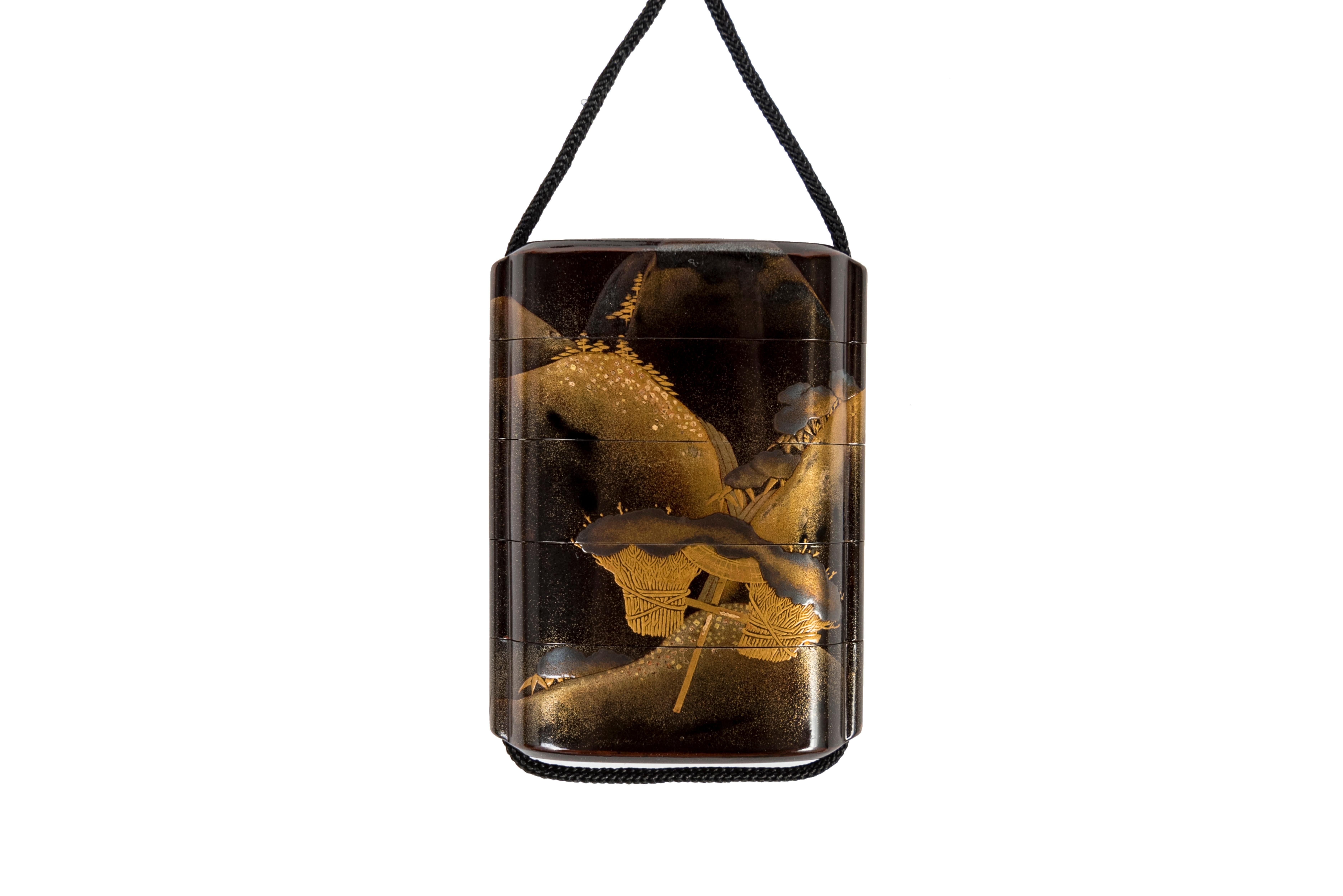 Japanese inro box in black and gold lacquer with a decor of snowy landscape For Sale 1