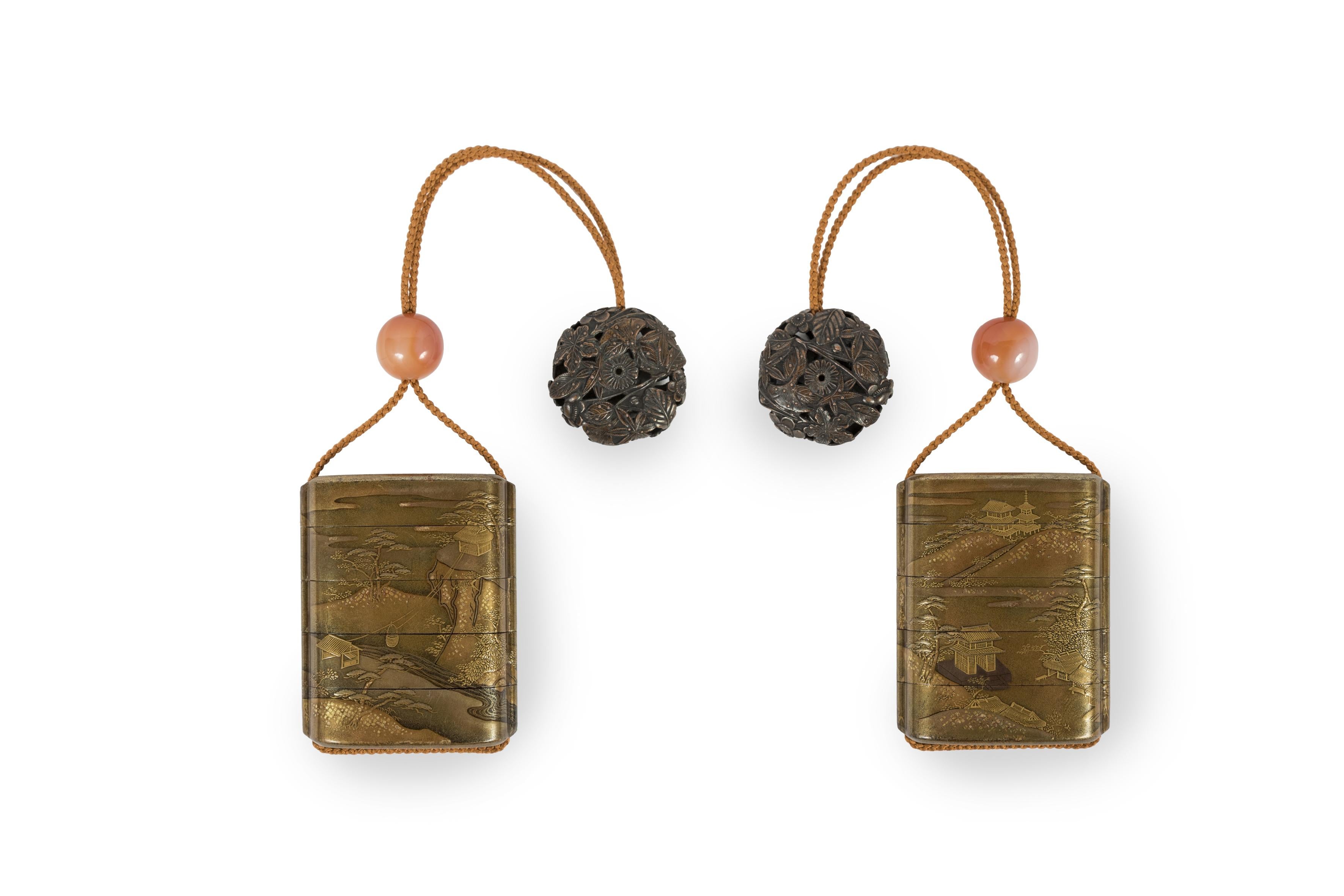 Inrō with four gold lacquer compartments, decorated with a lake landscape. Accompanied by a bronze ryusa manju.
Small boxes formed of compartments that fit one on top of the other, inrō (印 籠) are traditional Japanese clothing items. Since the kimono