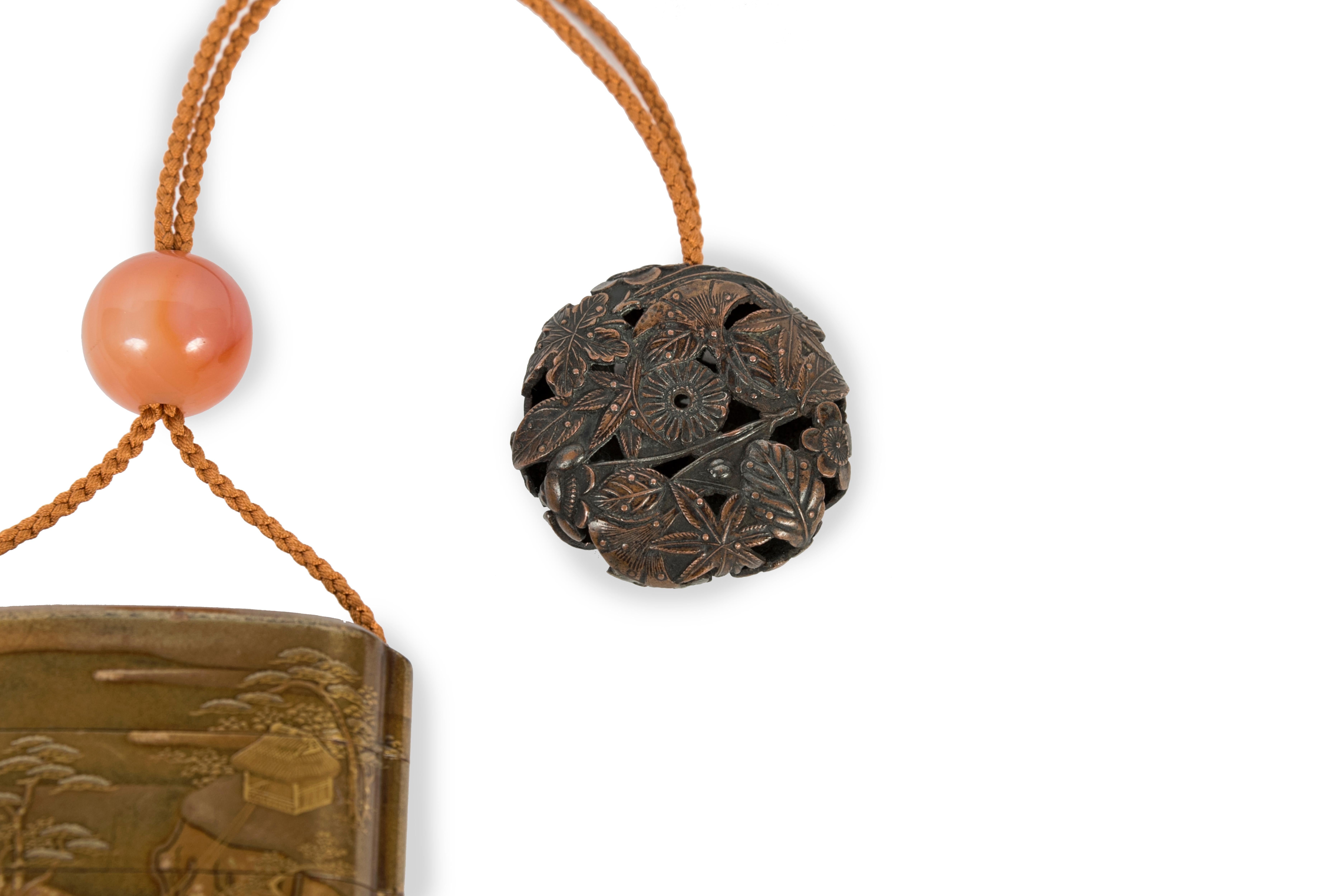Japanese inro of the edo period adorned with a landscape houses near a lake In Good Condition For Sale In PARIS, FR