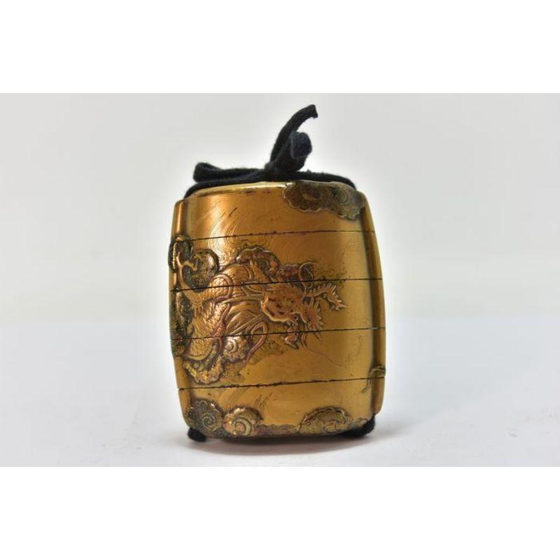 Japanese inro with 4 XIXth century boxes in gold lacquer with matt kinji background decorated in gold taka makiyé of different tones. Lacquered wood measuring 65 x 70 x 22 mm. Weight 47.5 g. Dragon appearing among the clouds. XIXth century