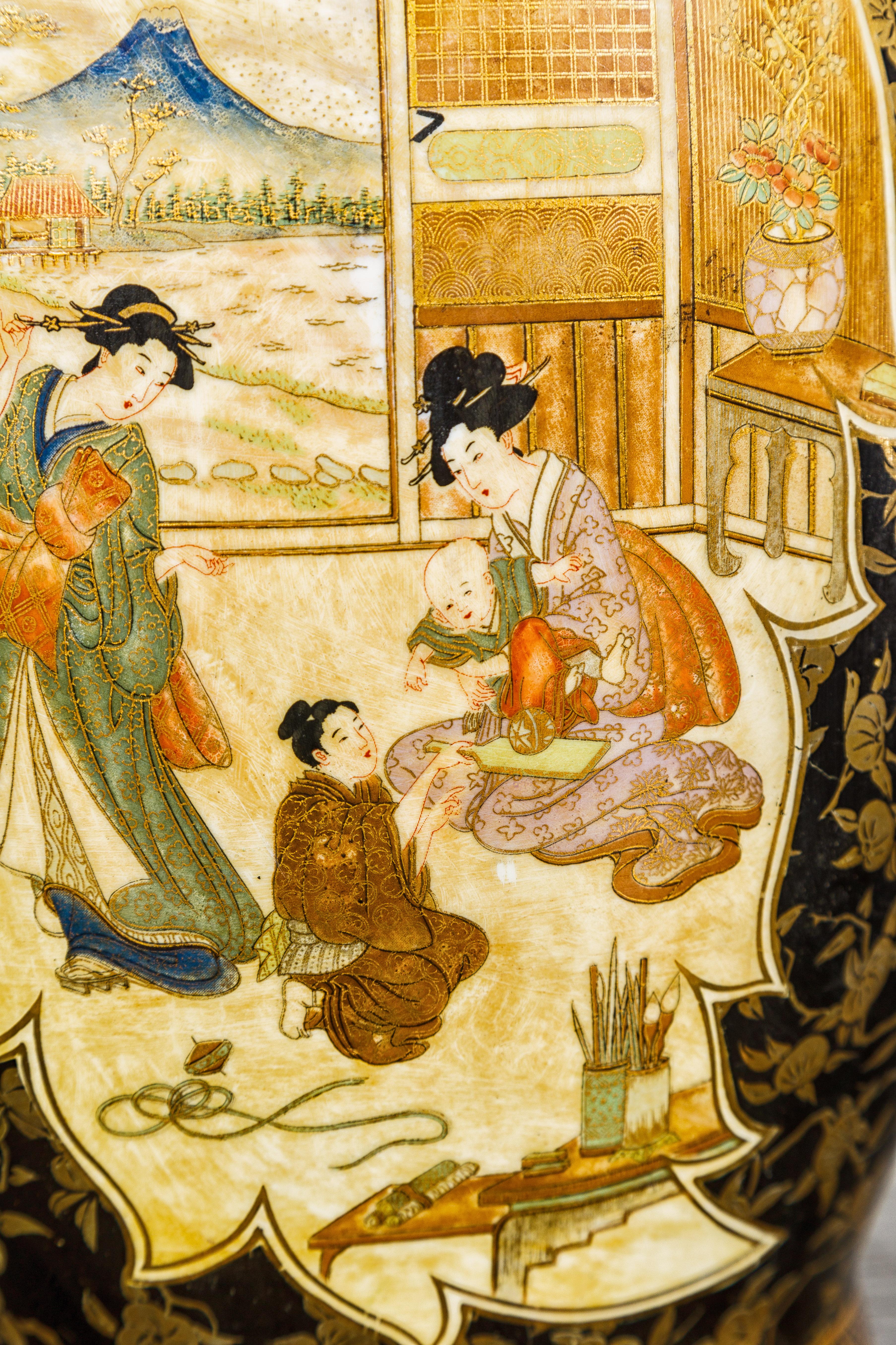 20ième siècle Vase noir et or d'inspiration japonaise avec scènes familiales et poignées en forme de chien Foo en vente