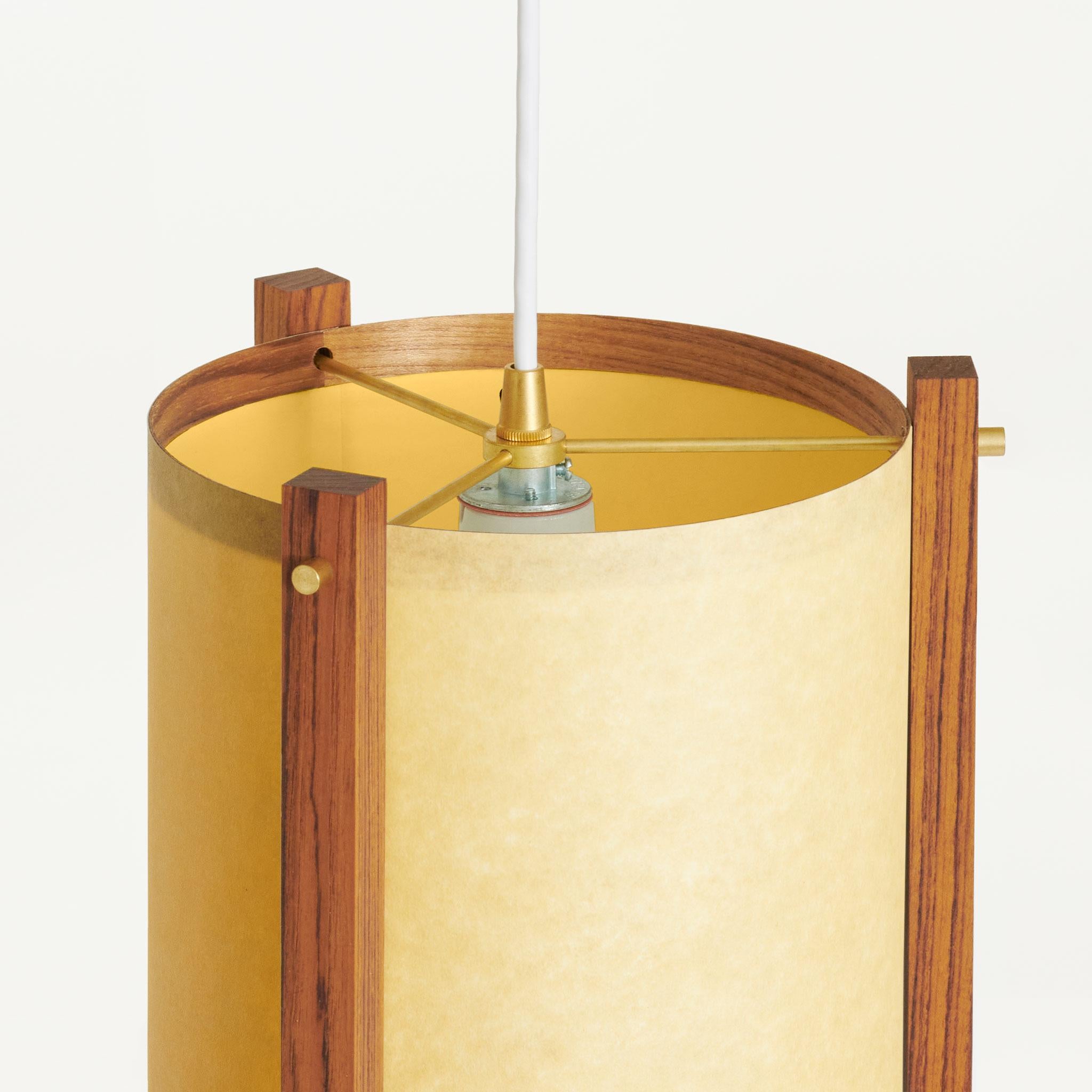 Mid-Century Modern Lampe à suspension d'inspiration japonaise du milieu du siècle dernier en teck et laiton - moyen en vente