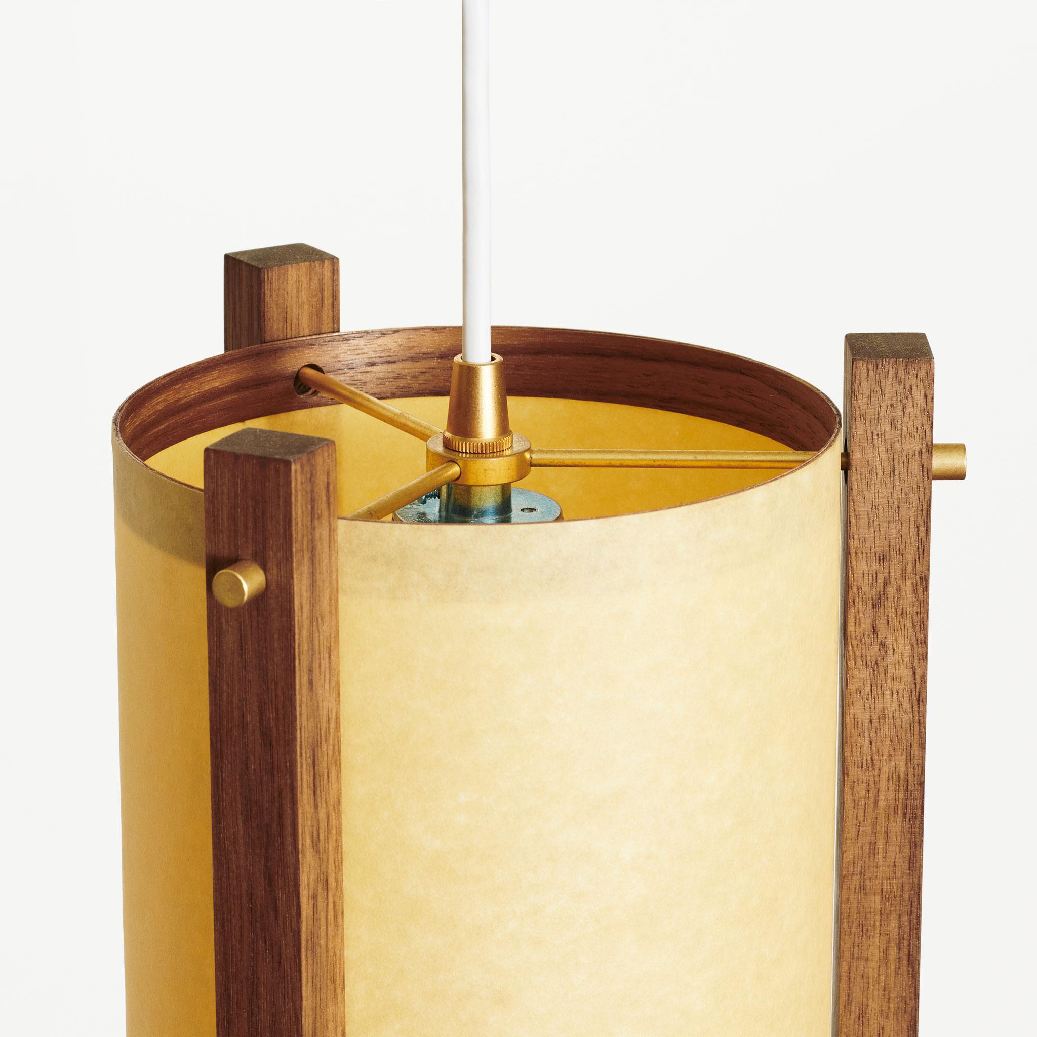 Mid-Century Modern Lampe suspendue en noyer et laiton d'inspiration japonaise du milieu du siècle - petite en vente