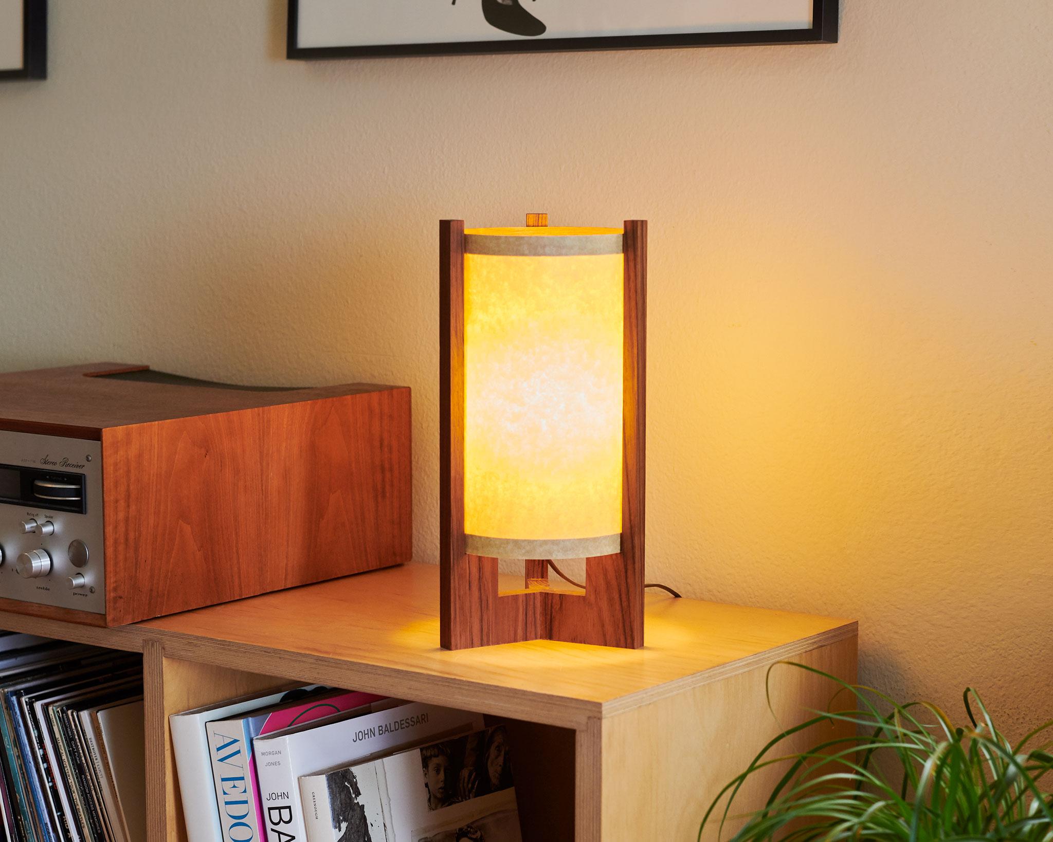Japanisch inspirierte Mid-Century-Tischlampe aus Nussbaumholz im Angebot 1