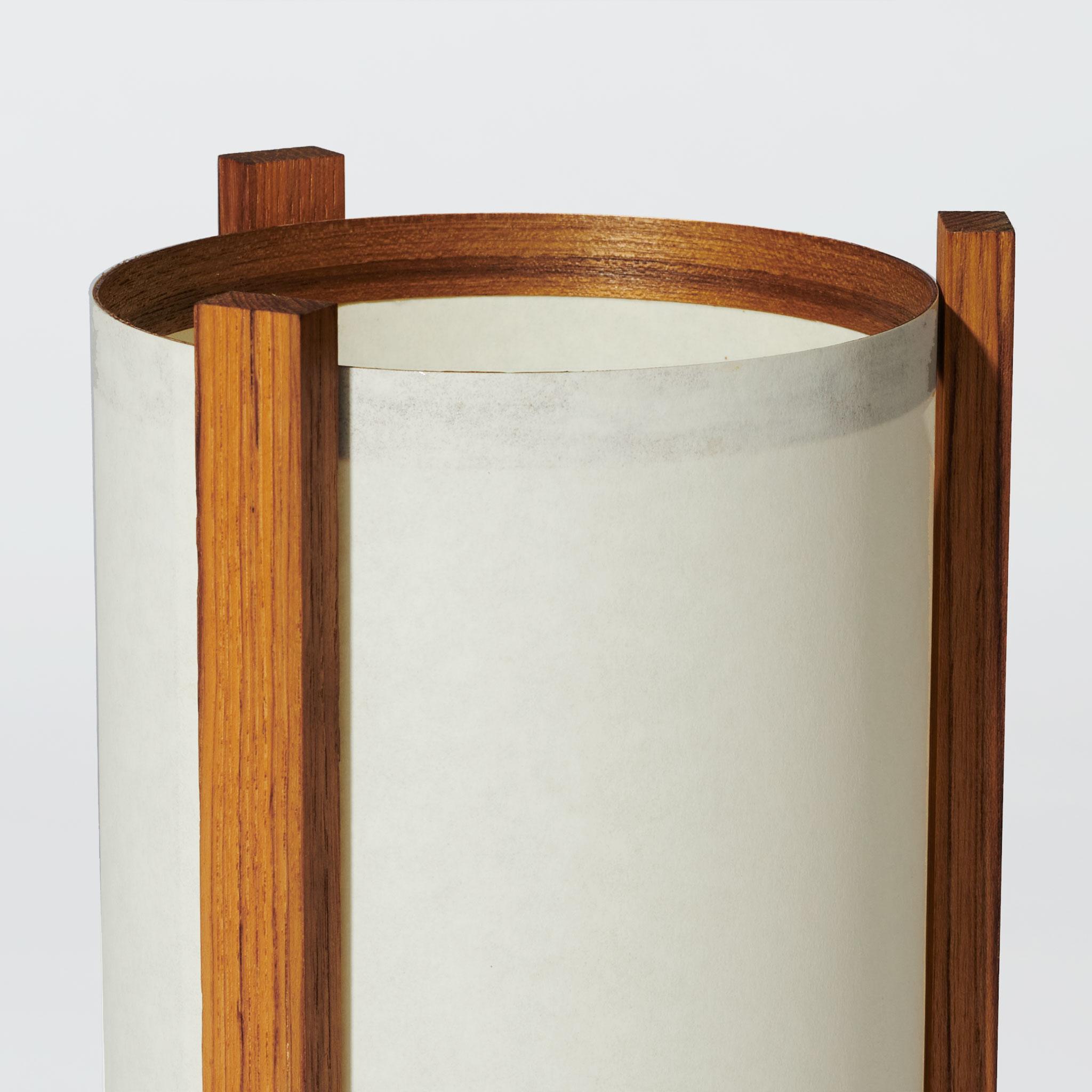 Japanisch inspirierte weiße Teakholz-Tischlampe aus der Mitte des Jahrhunderts (Moderne der Mitte des Jahrhunderts) im Angebot
