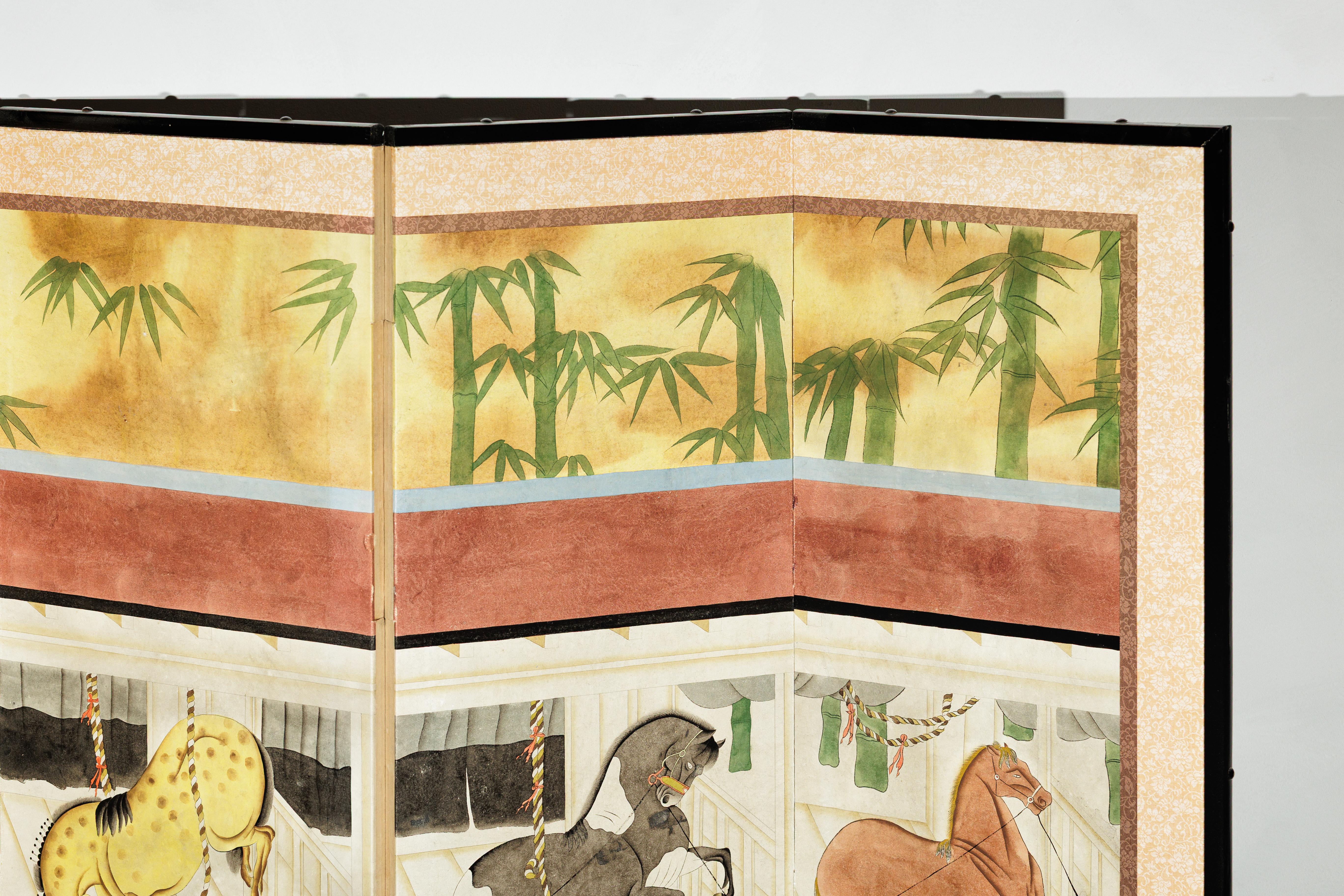 Paravento a sei pannelli di ispirazione giapponese con cavalli nella stalla e sfondo in bambù in vendita 4