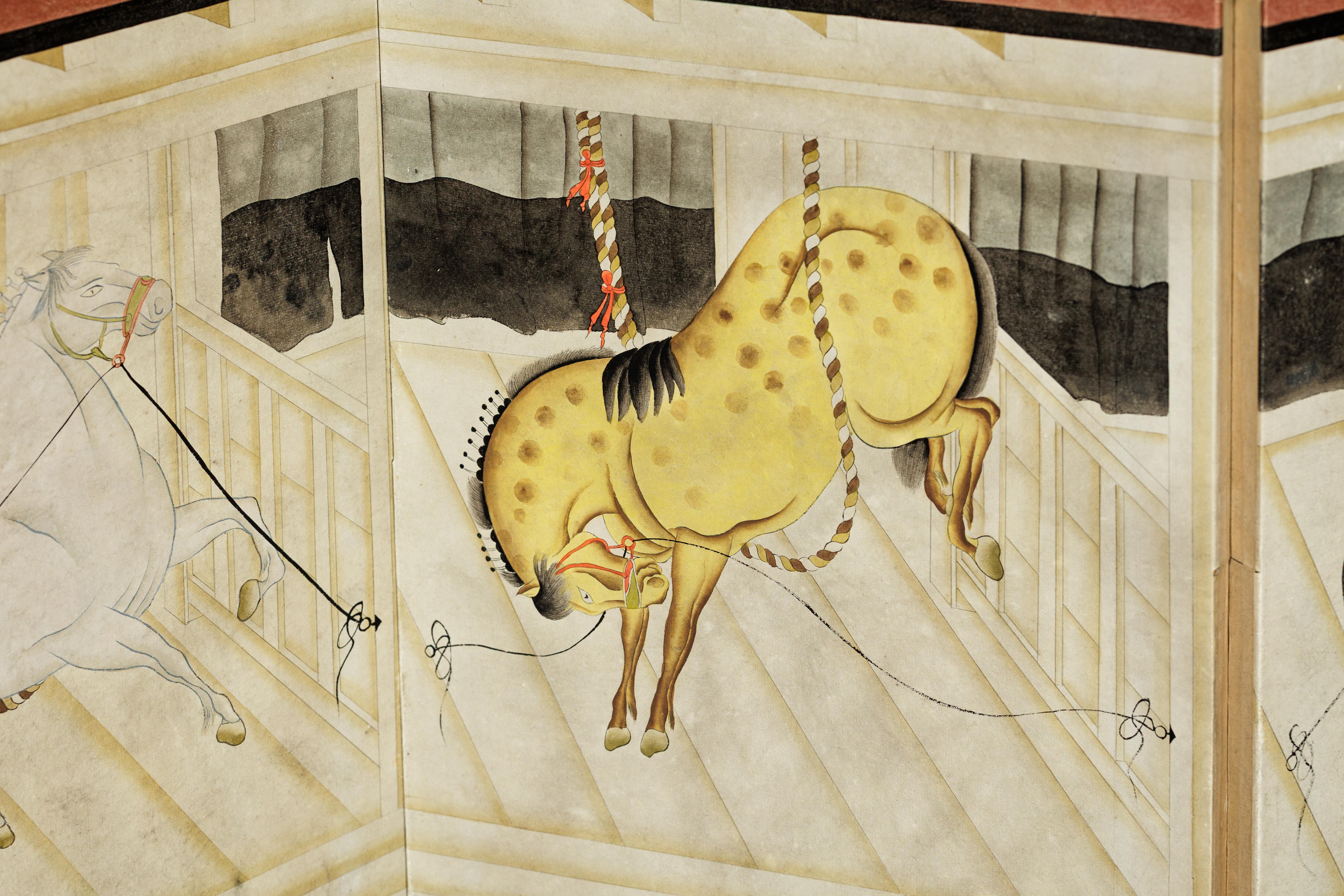 Paravento a sei pannelli di ispirazione giapponese con cavalli nella stalla e sfondo in bambù in vendita 7