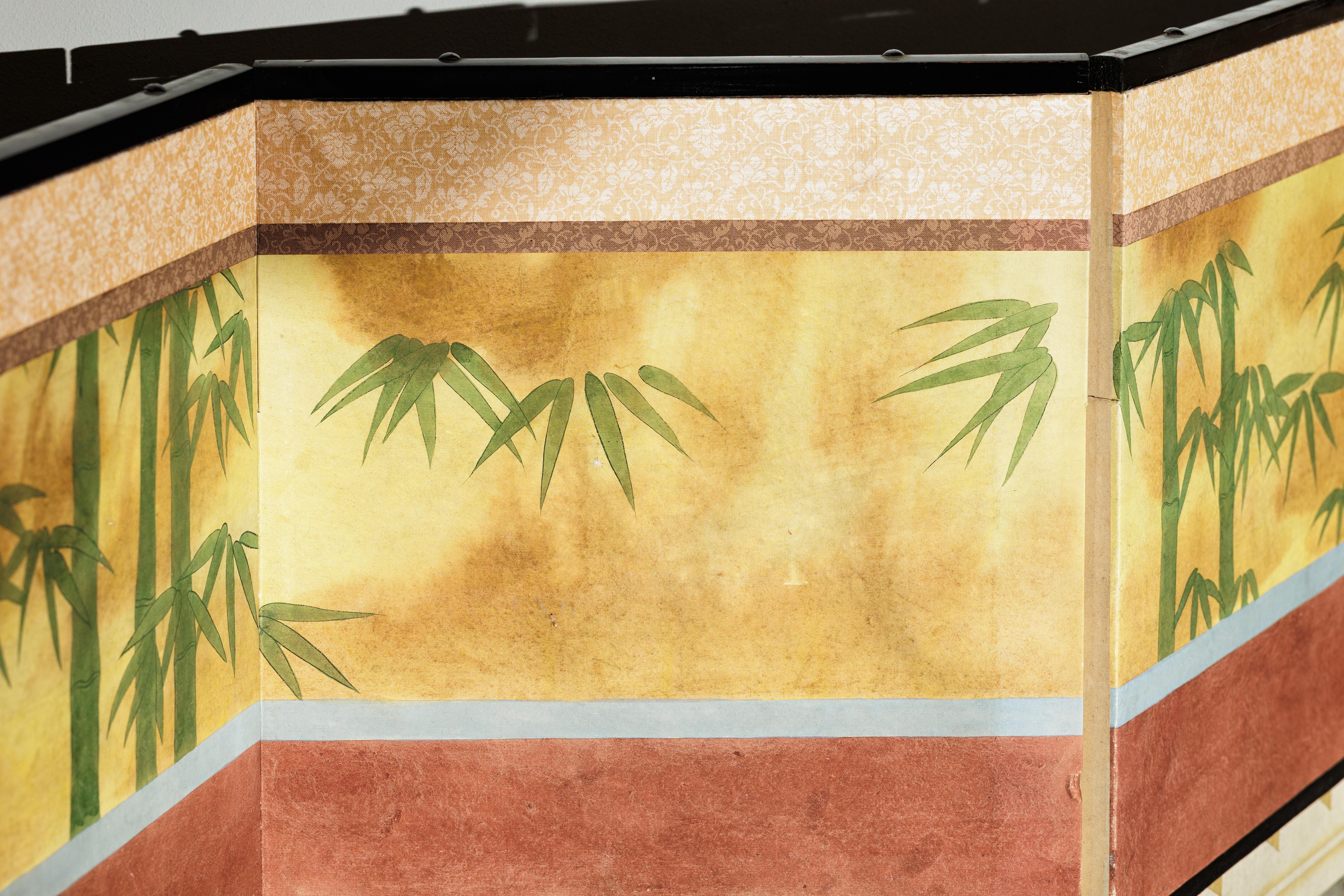 Paravento a sei pannelli di ispirazione giapponese con cavalli nella stalla e sfondo in bambù in vendita 12