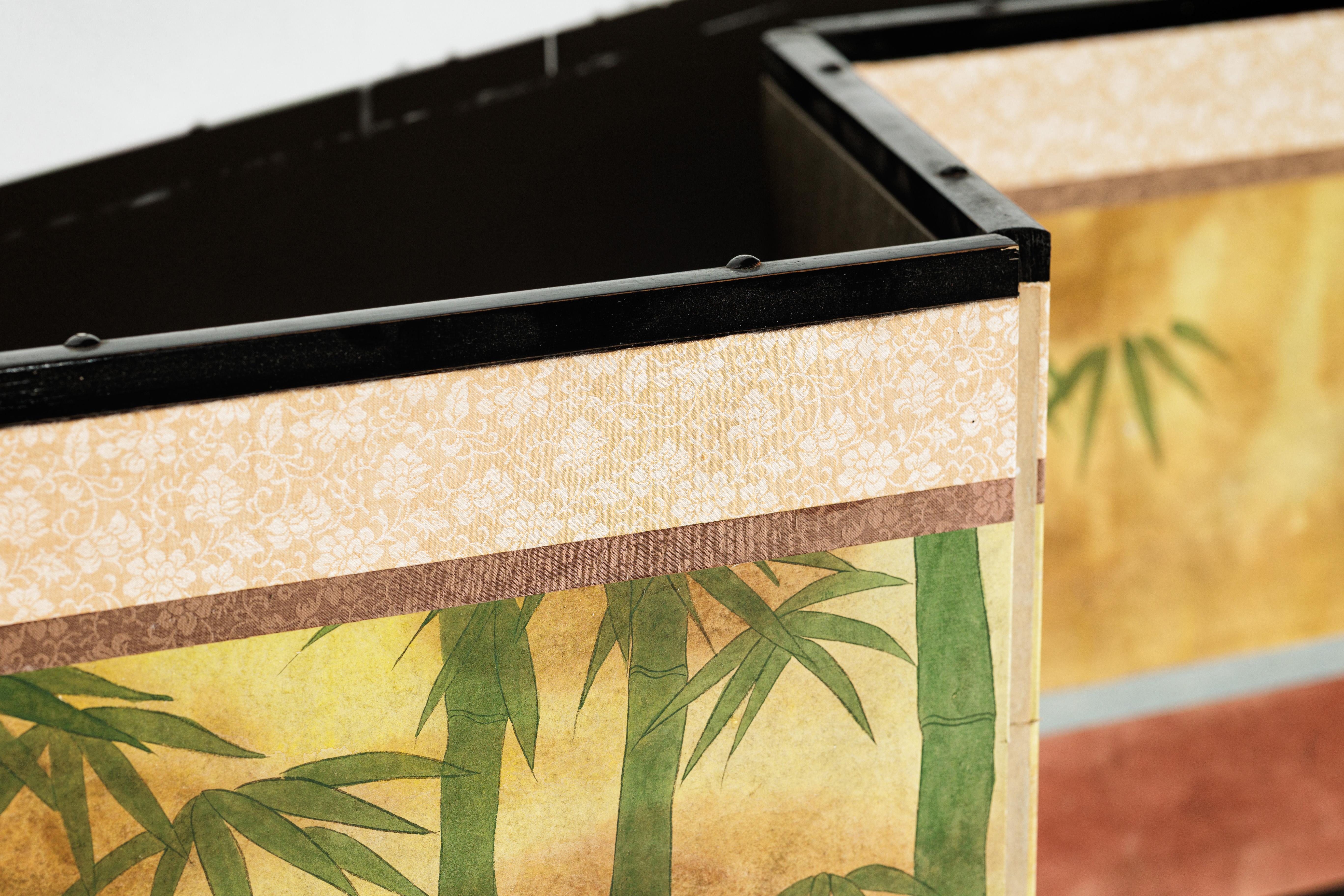 Paravento a sei pannelli di ispirazione giapponese con cavalli nella stalla e sfondo in bambù in vendita 13