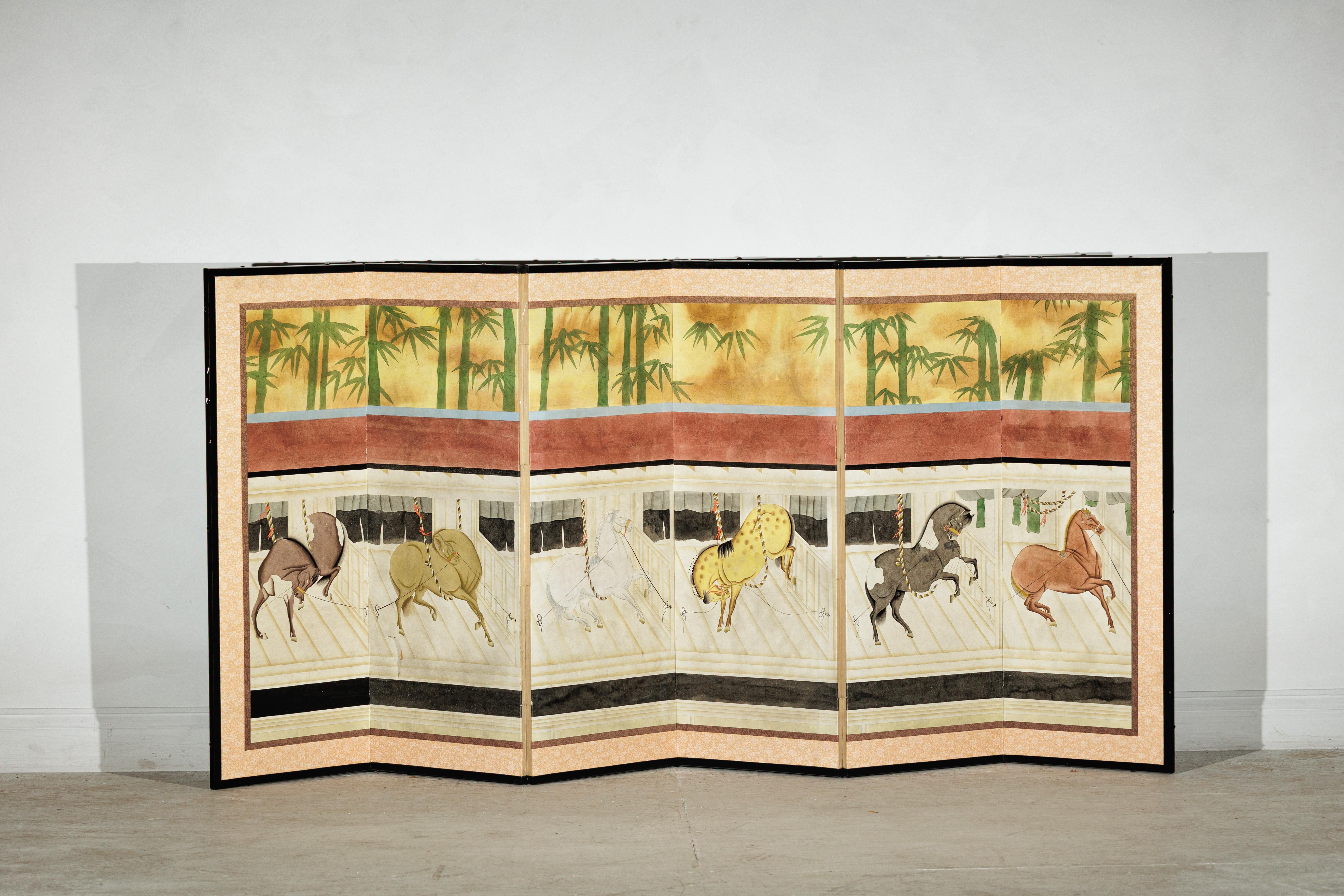 Questo paravento cinese a sei pannelli mostra una vivace scena dipinta di sei cavalli raffigurati singolarmente, ognuno dei quali è reso in movimento espressivo all'interno delle loro stalle. Probabilmente ispirato alle composizioni di schermi