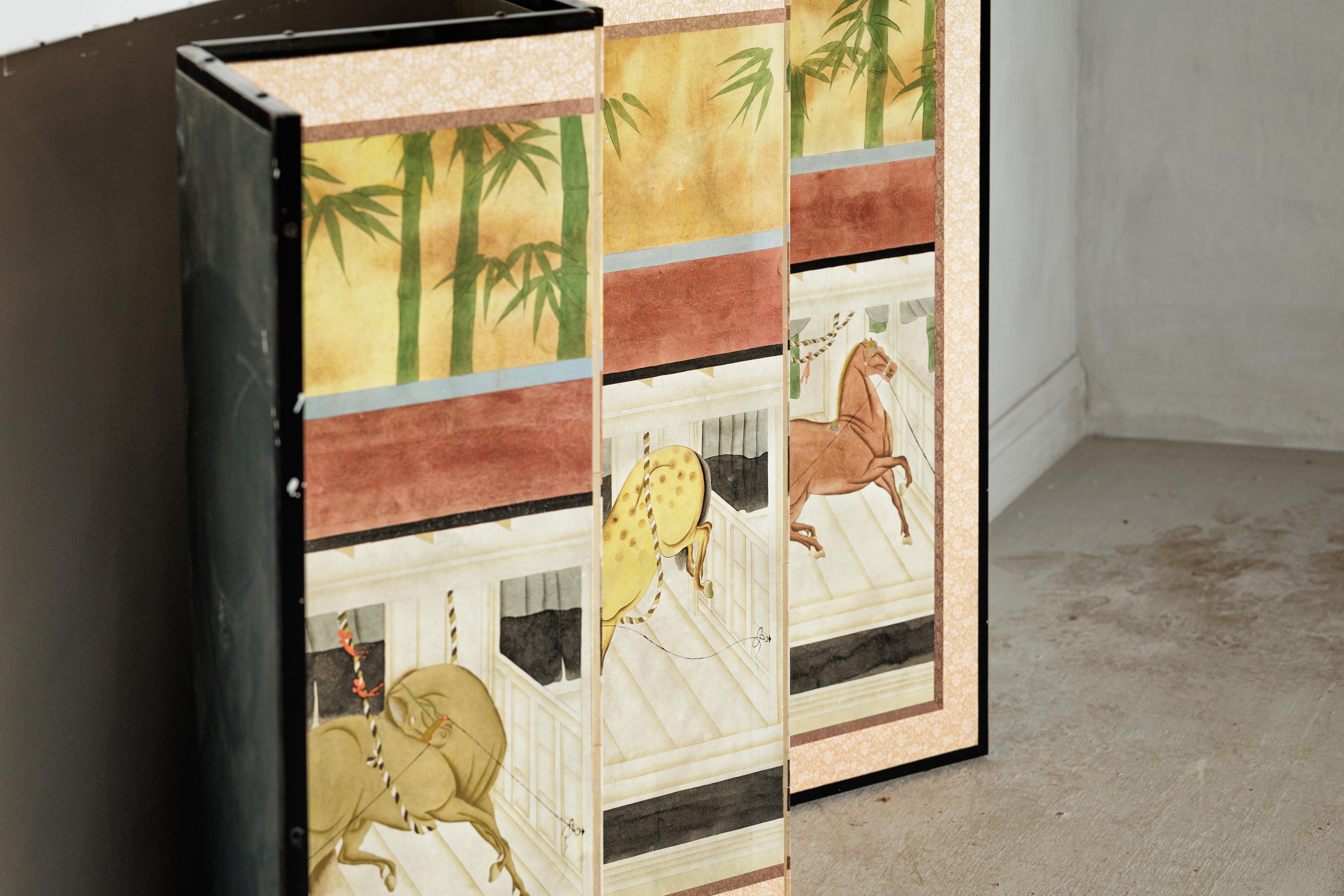 Paravento a sei pannelli di ispirazione giapponese con cavalli nella stalla e sfondo in bambù in vendita 14