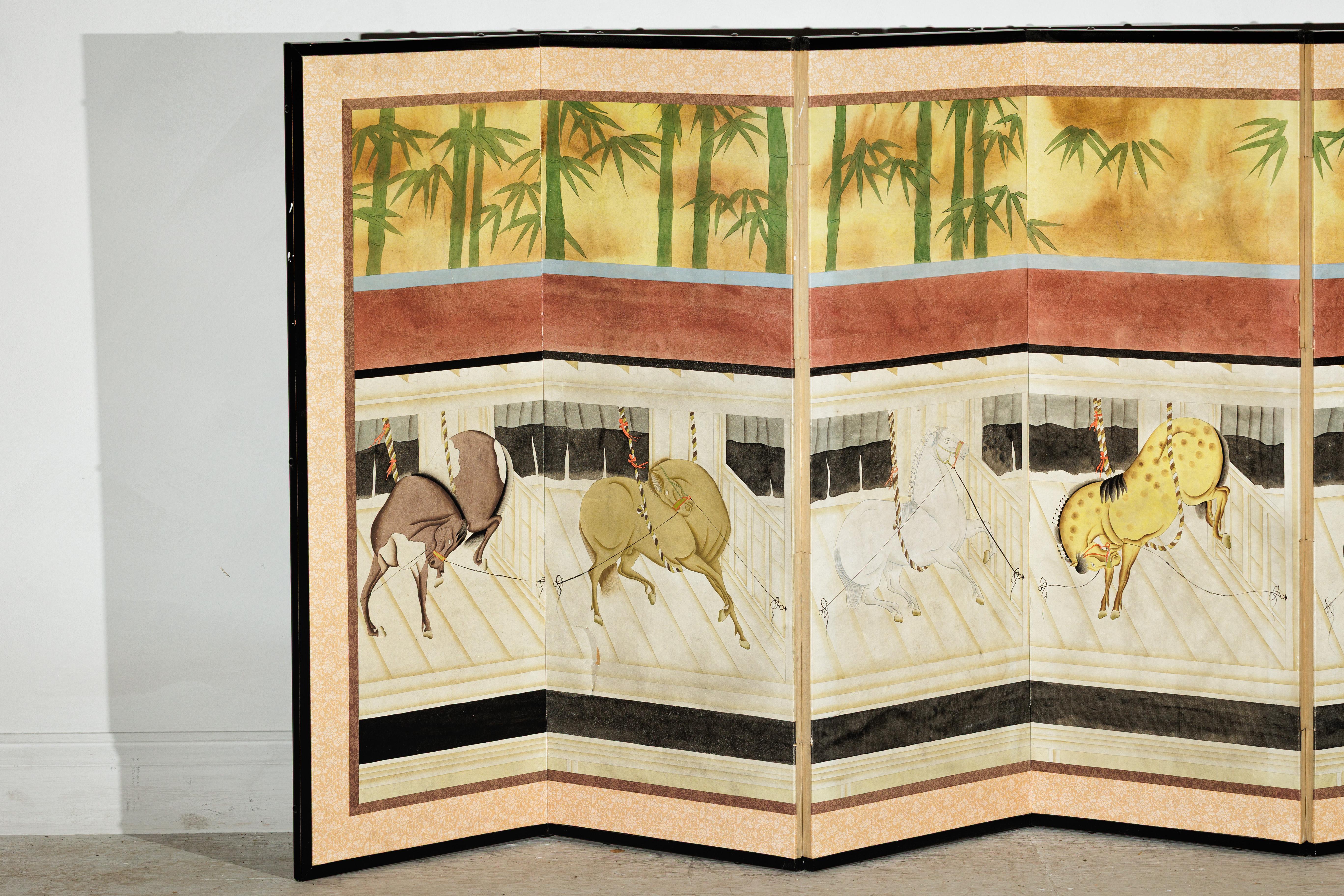 Cinese Paravento a sei pannelli di ispirazione giapponese con cavalli nella stalla e sfondo in bambù in vendita