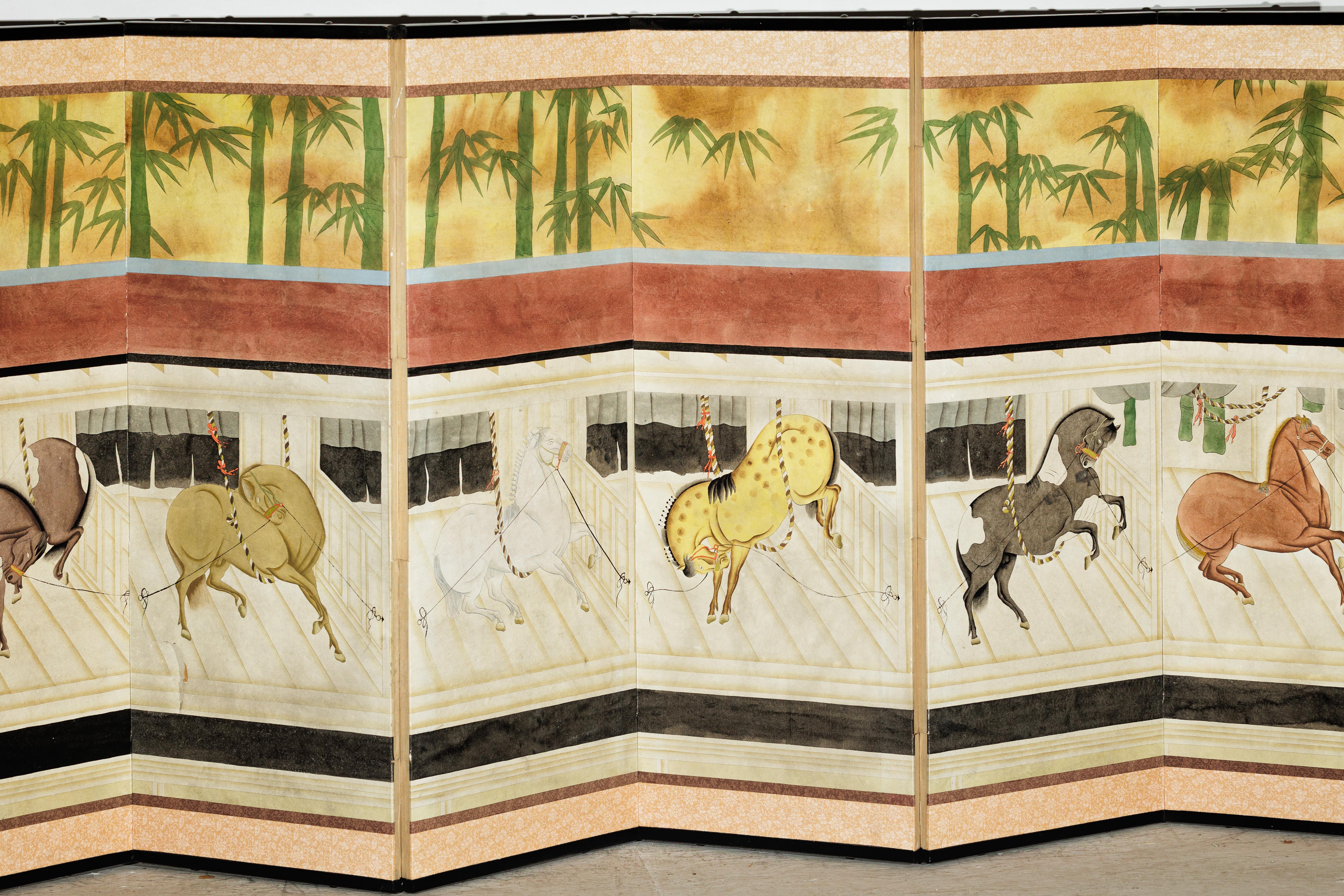 Paravento a sei pannelli di ispirazione giapponese con cavalli nella stalla e sfondo in bambù In condizioni buone in vendita a Yonkers, NY