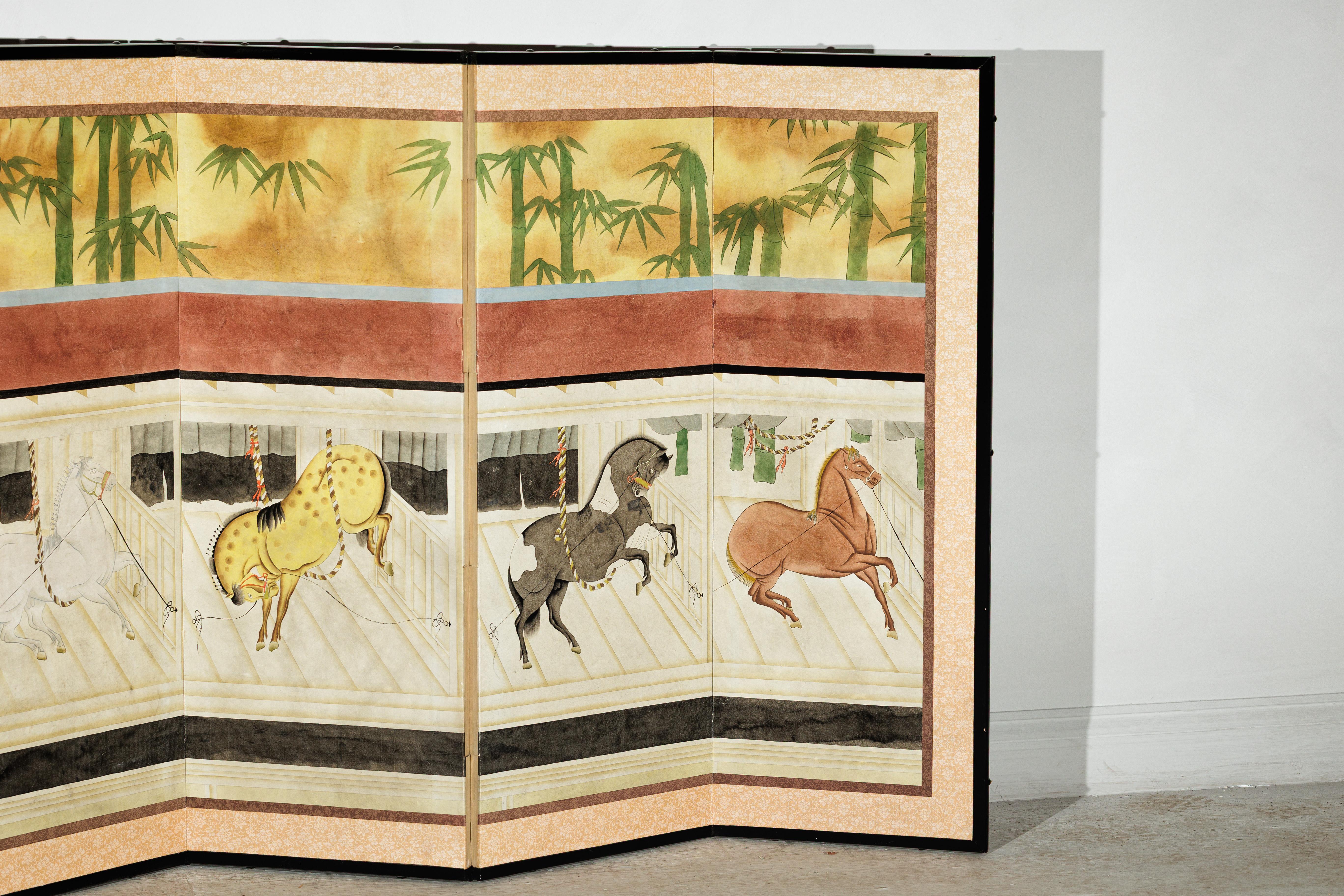 XX secolo Paravento a sei pannelli di ispirazione giapponese con cavalli nella stalla e sfondo in bambù in vendita