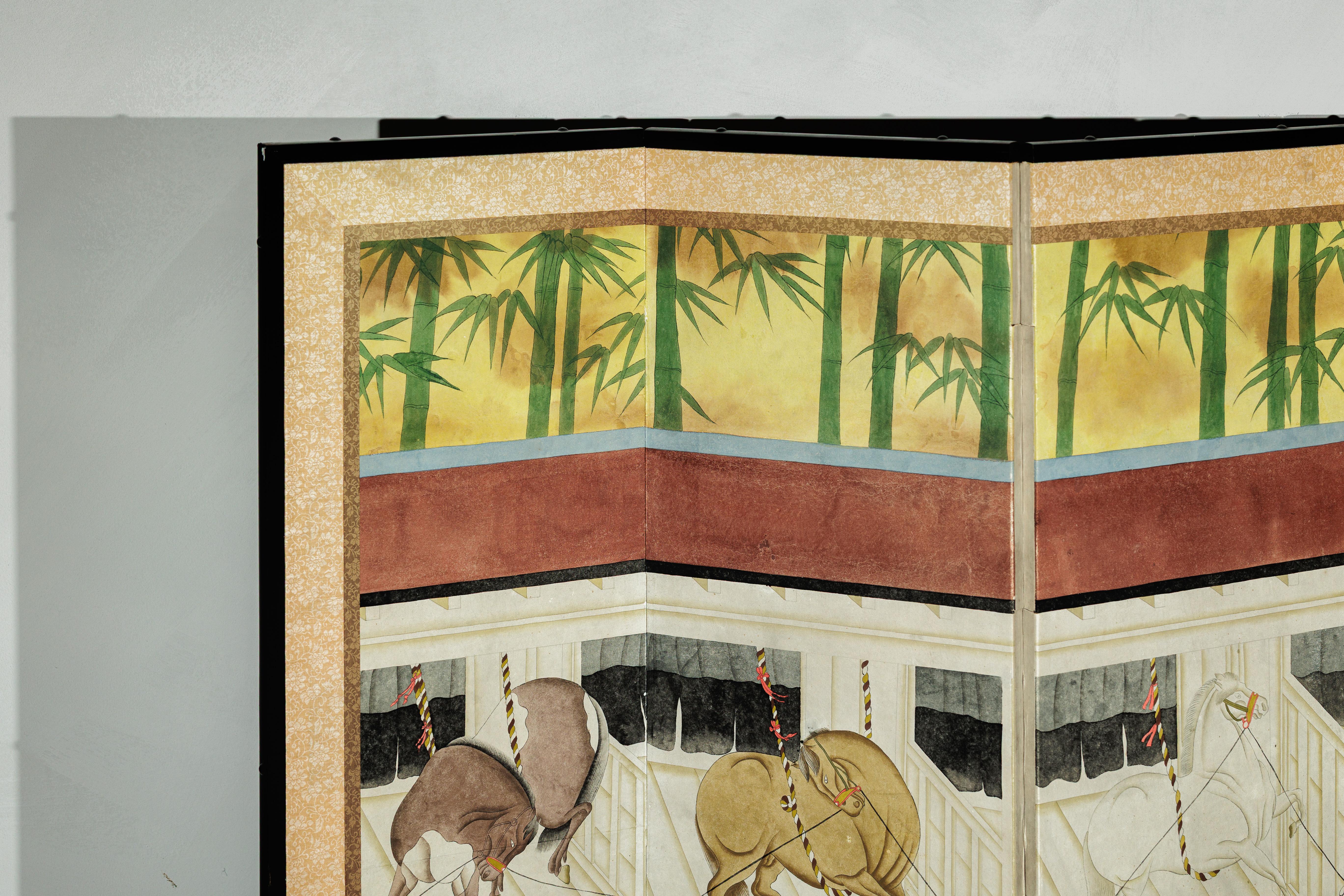 Japanisch inspirierte Sechs-Panel-Bildschirm mit Pferden im Stall mit Bambus-Hintergrund (20. Jahrhundert) im Angebot
