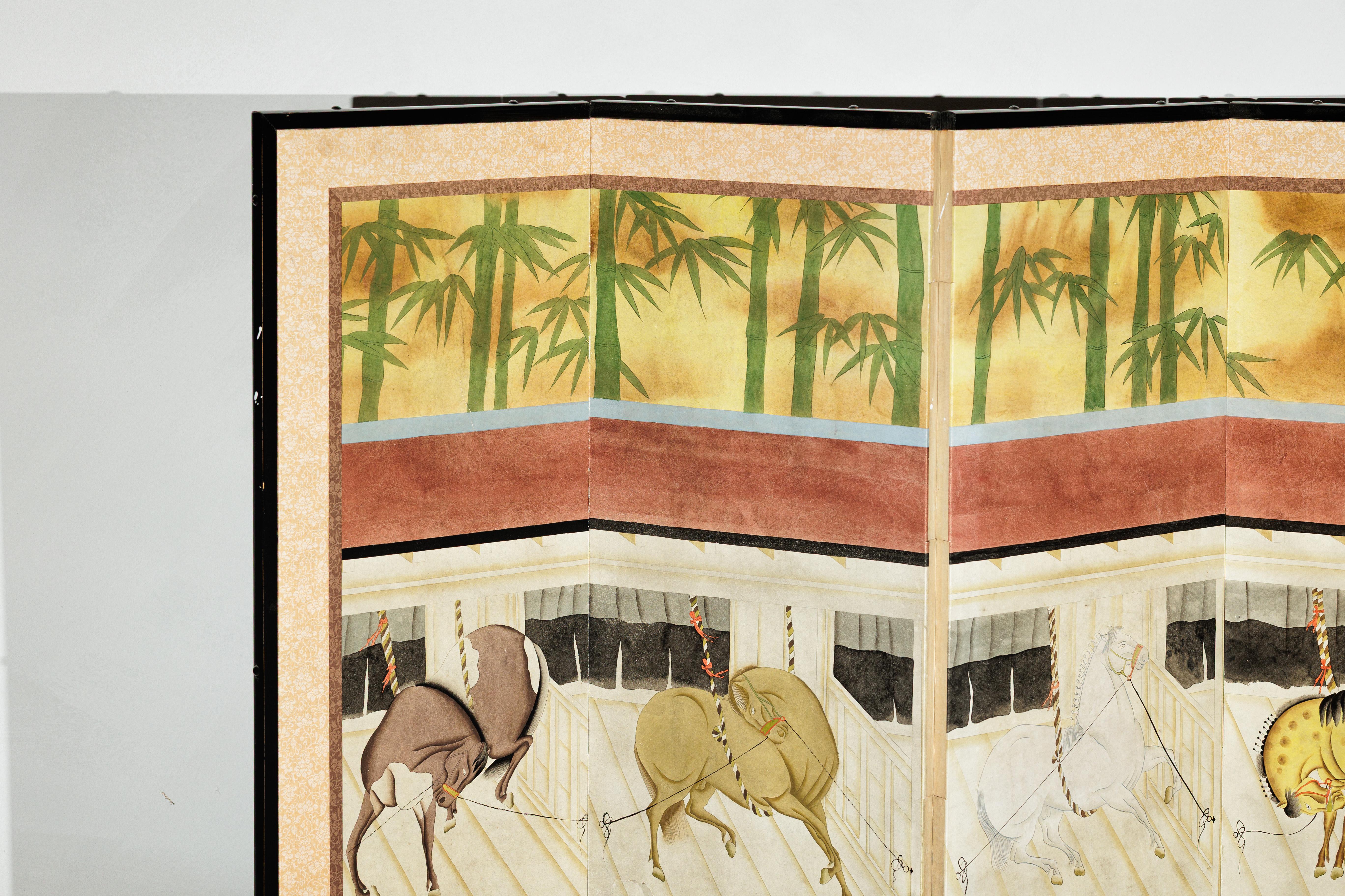 Tessuto Paravento a sei pannelli di ispirazione giapponese con cavalli nella stalla e sfondo in bambù in vendita