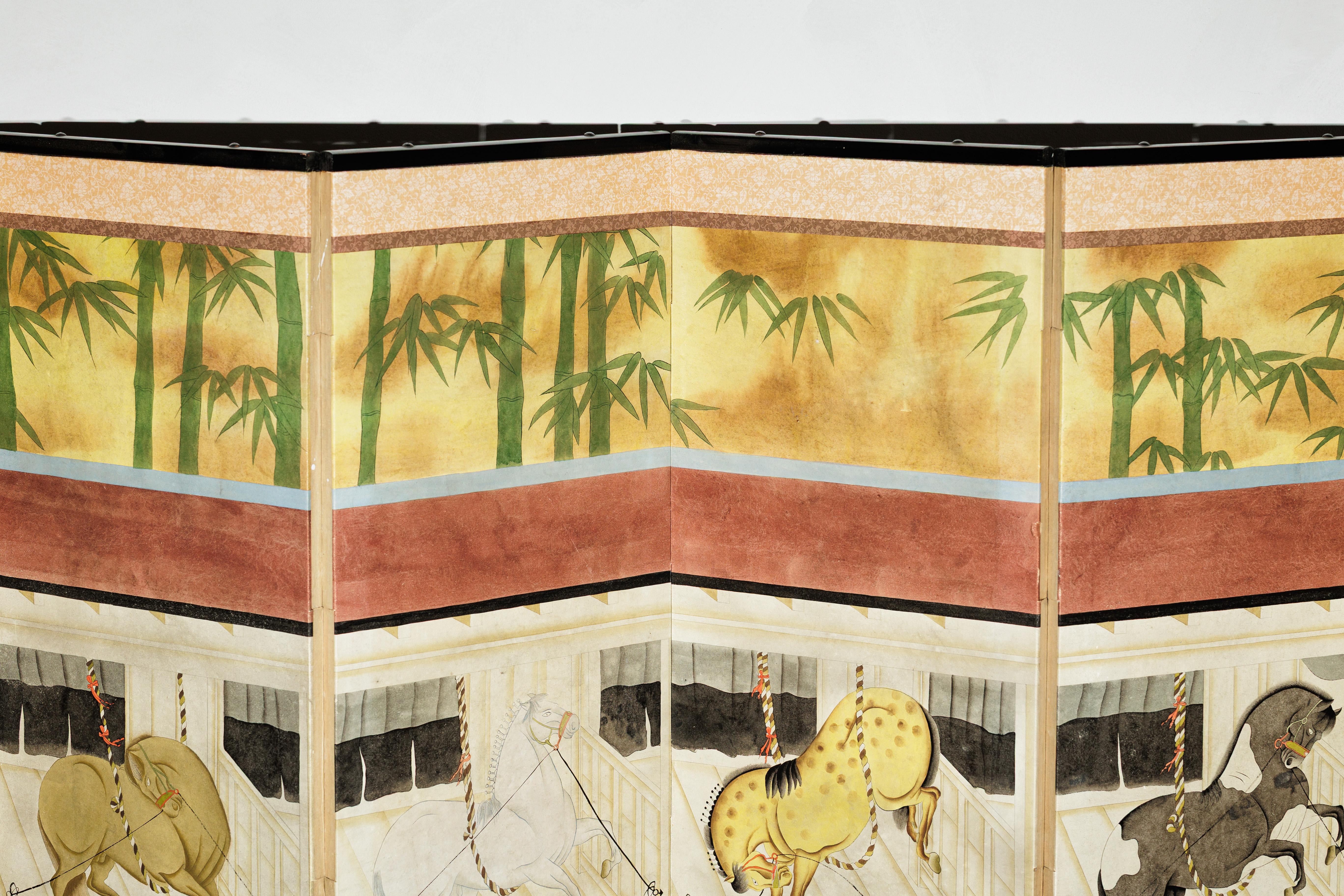 Paravento a sei pannelli di ispirazione giapponese con cavalli nella stalla e sfondo in bambù in vendita 2