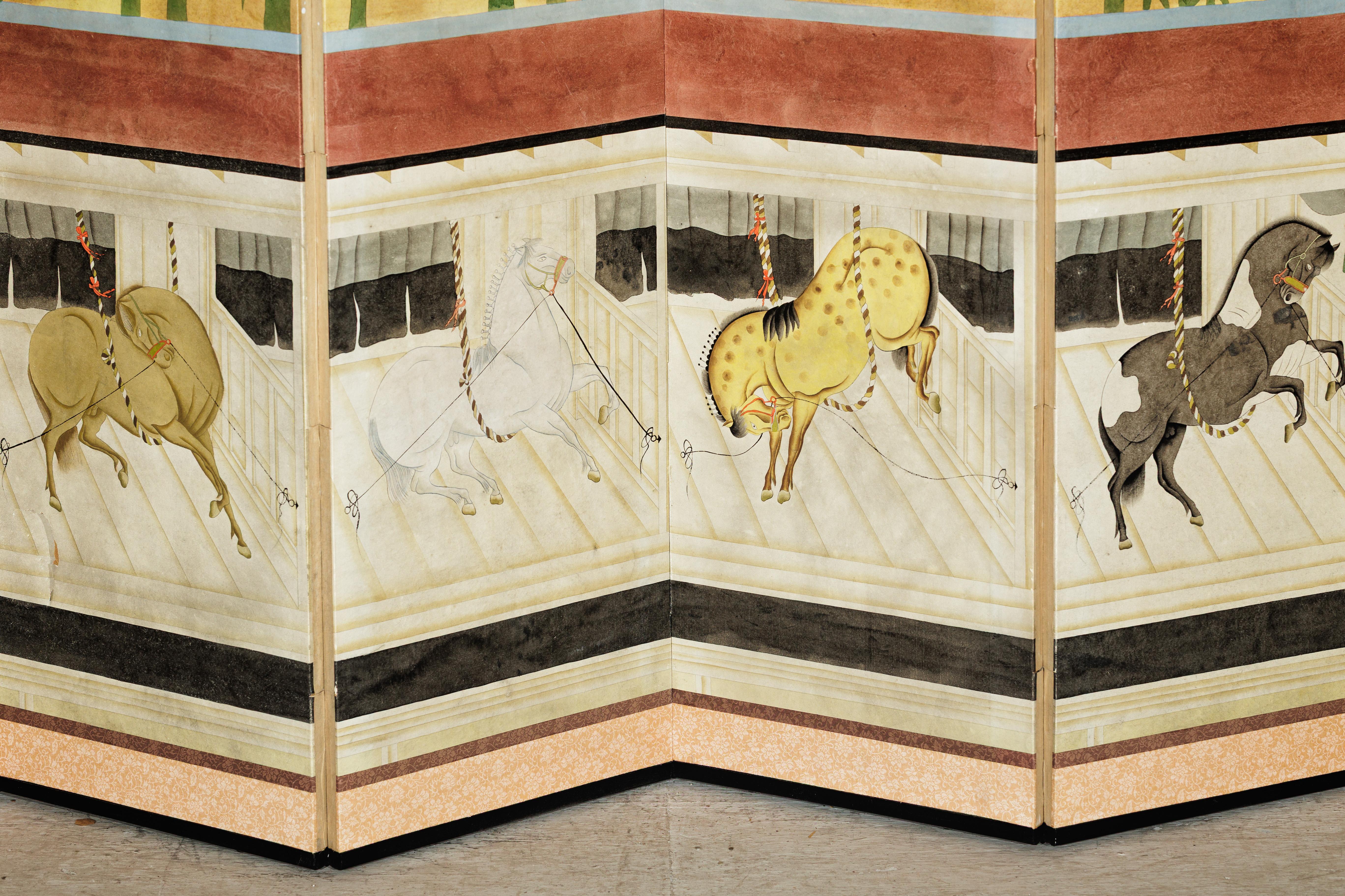 Paravento a sei pannelli di ispirazione giapponese con cavalli nella stalla e sfondo in bambù in vendita 3
