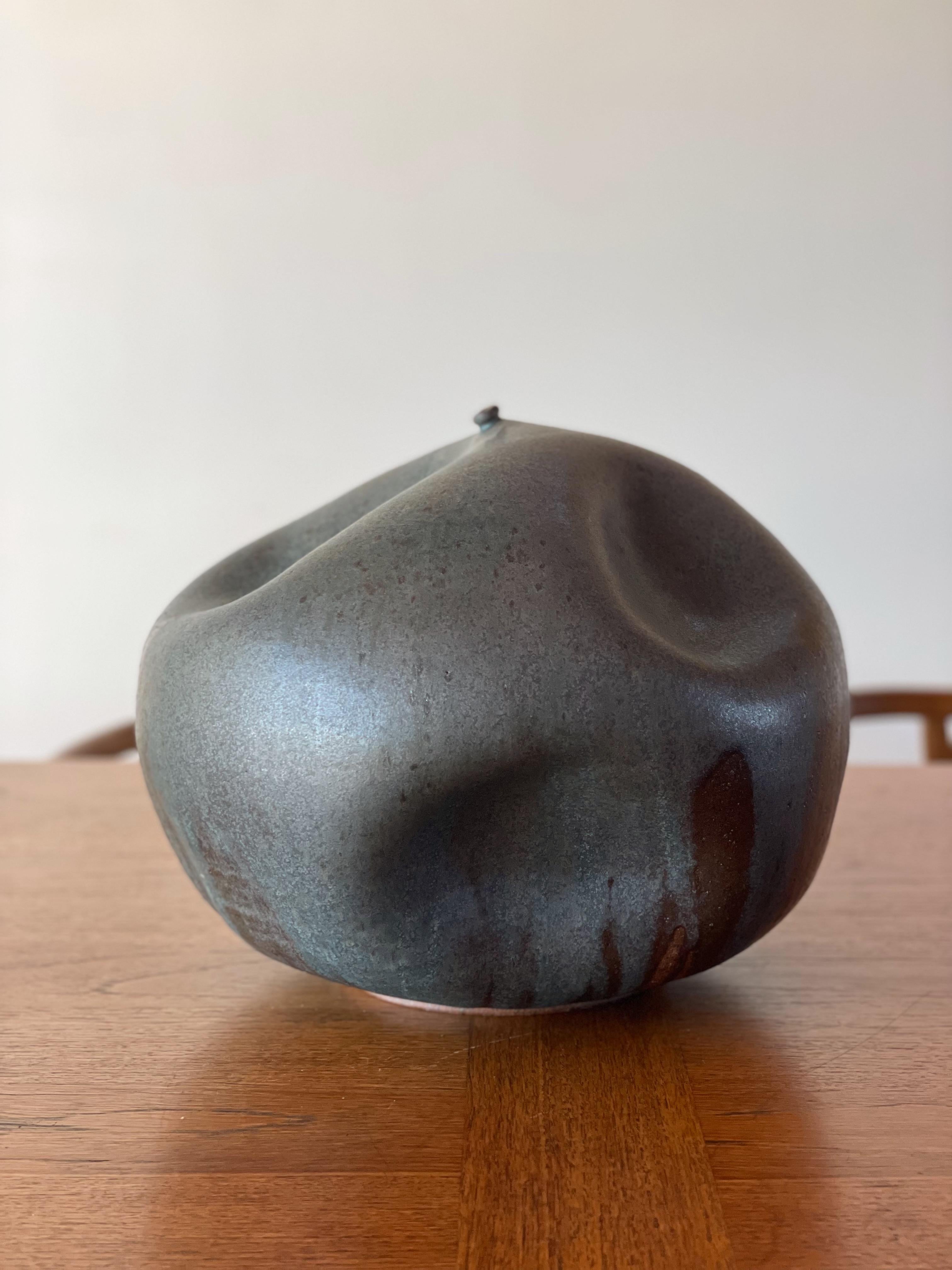 Japanisch inspirierte Wabi Sabi Hand Made Keramik-Vase, Keramik-Skulptur (Moderne der Mitte des Jahrhunderts)