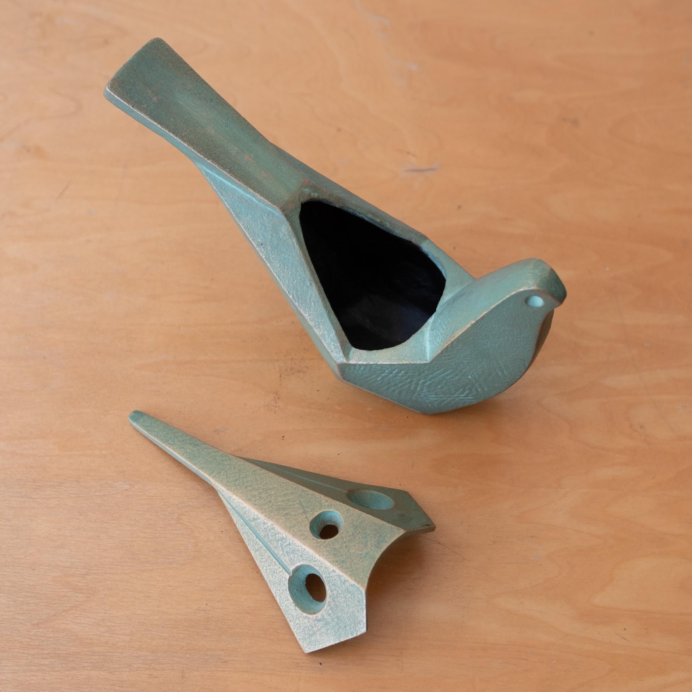 Japanese Iron Abstract Bird Sculpture or Incense Burner mediados del siglo XX en venta