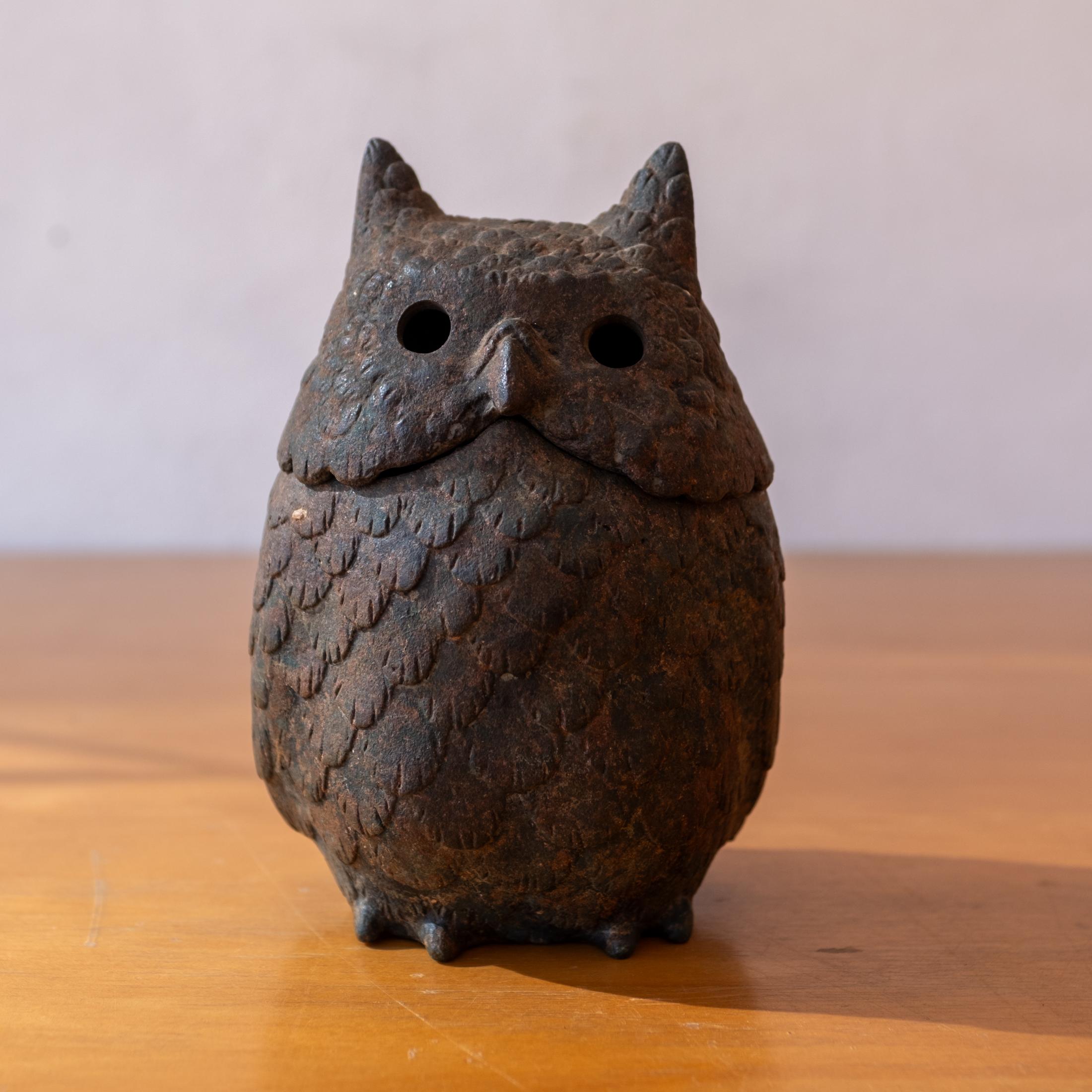 Sculpture de hibou en fer avec une belle patine. Tête amovible avec oreilles et yeux ventilés. Pour brûler de l'encens, une petite lanterne ou un bougeoir. Japon. 1960s. 