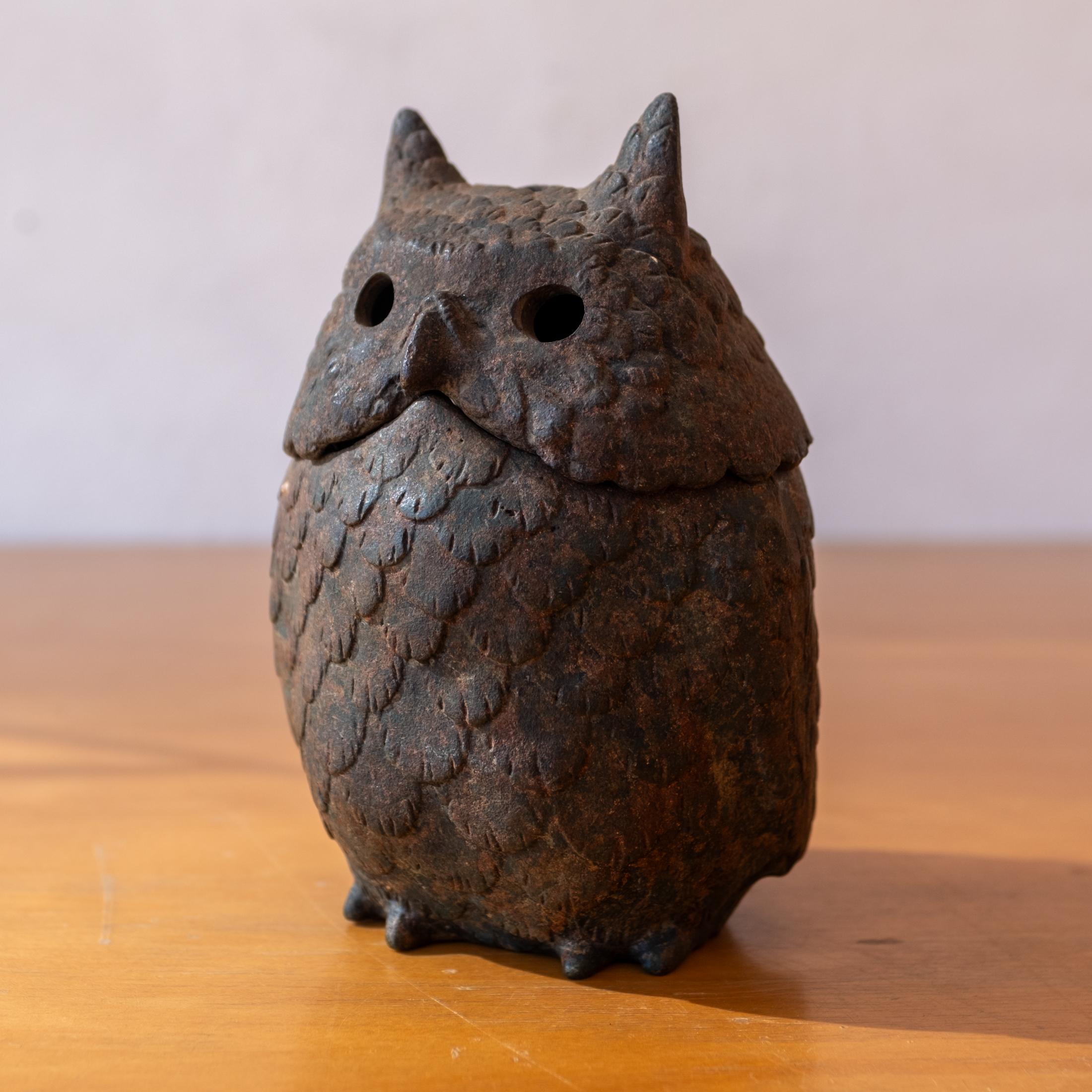 Mid-Century Modern Lanterne d'encens japonaise en fer avec hibou en vente