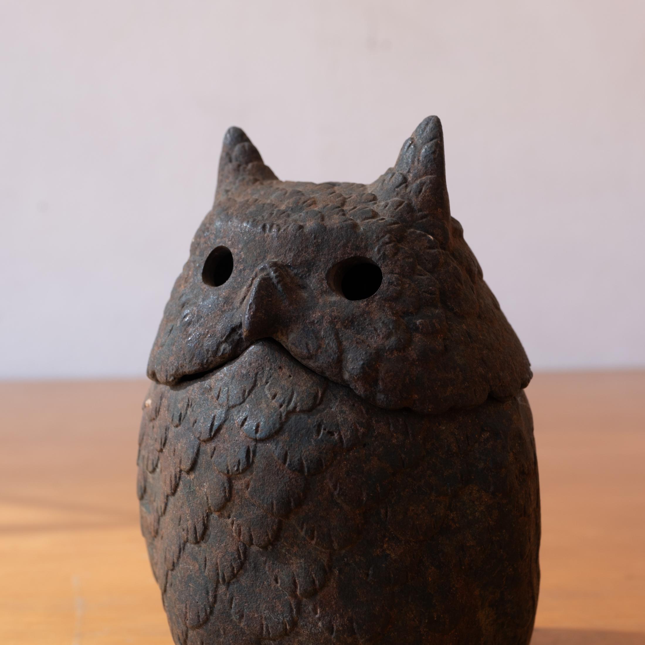 Japonais Lanterne d'encens japonaise en fer avec hibou en vente
