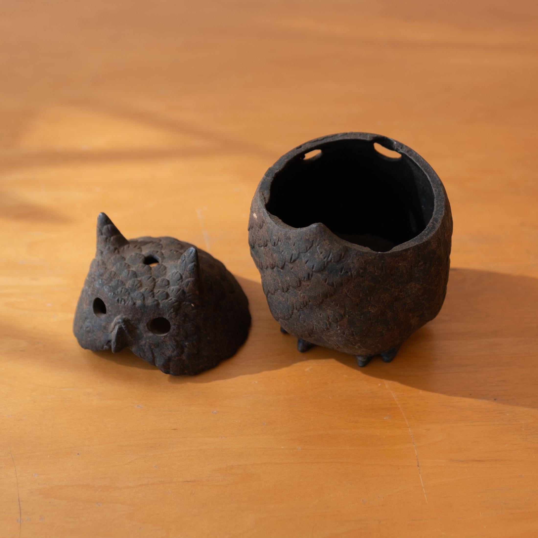 Lanterne d'encens japonaise en fer avec hibou Bon état - En vente à San Diego, CA