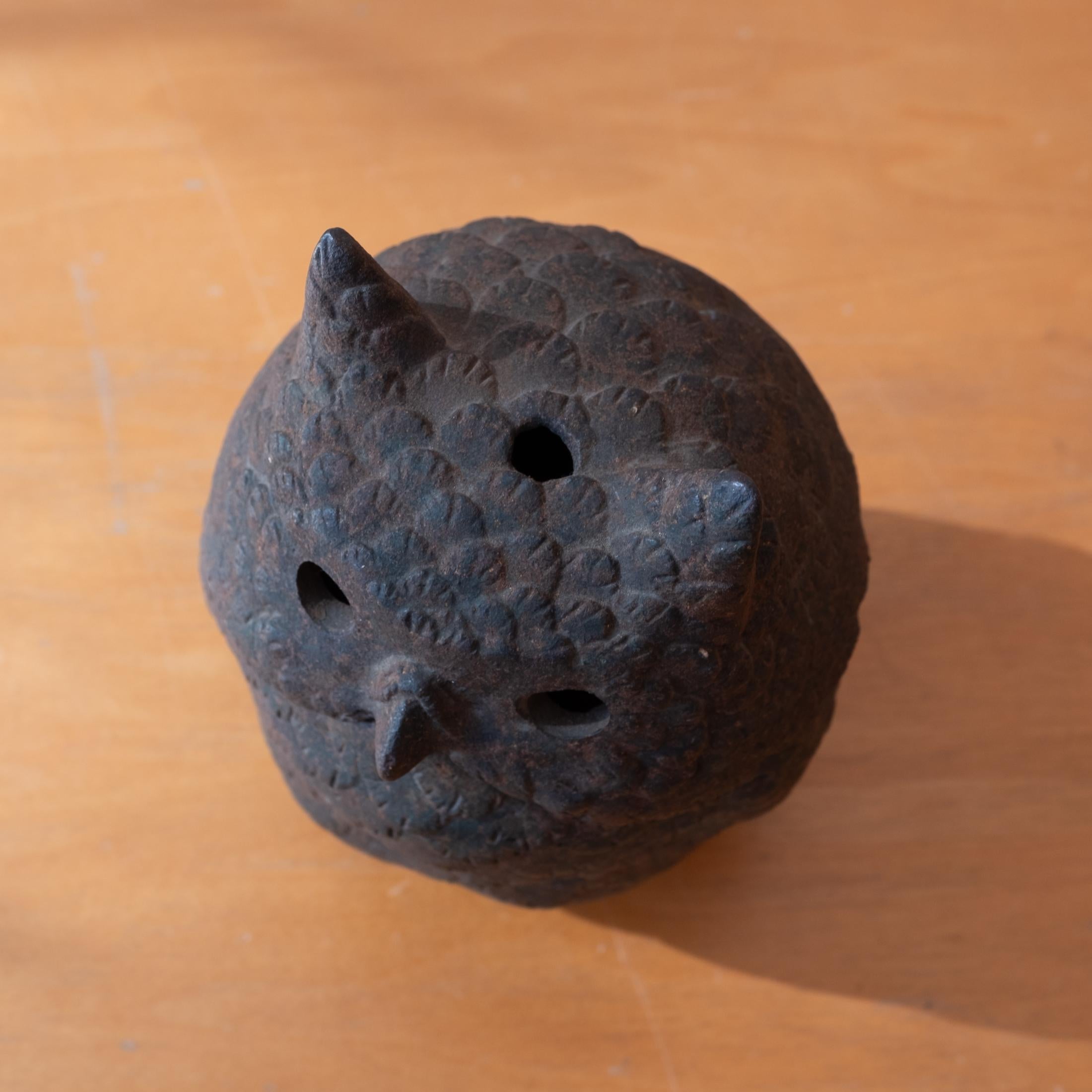 Milieu du XXe siècle Lanterne d'encens japonaise en fer avec hibou en vente