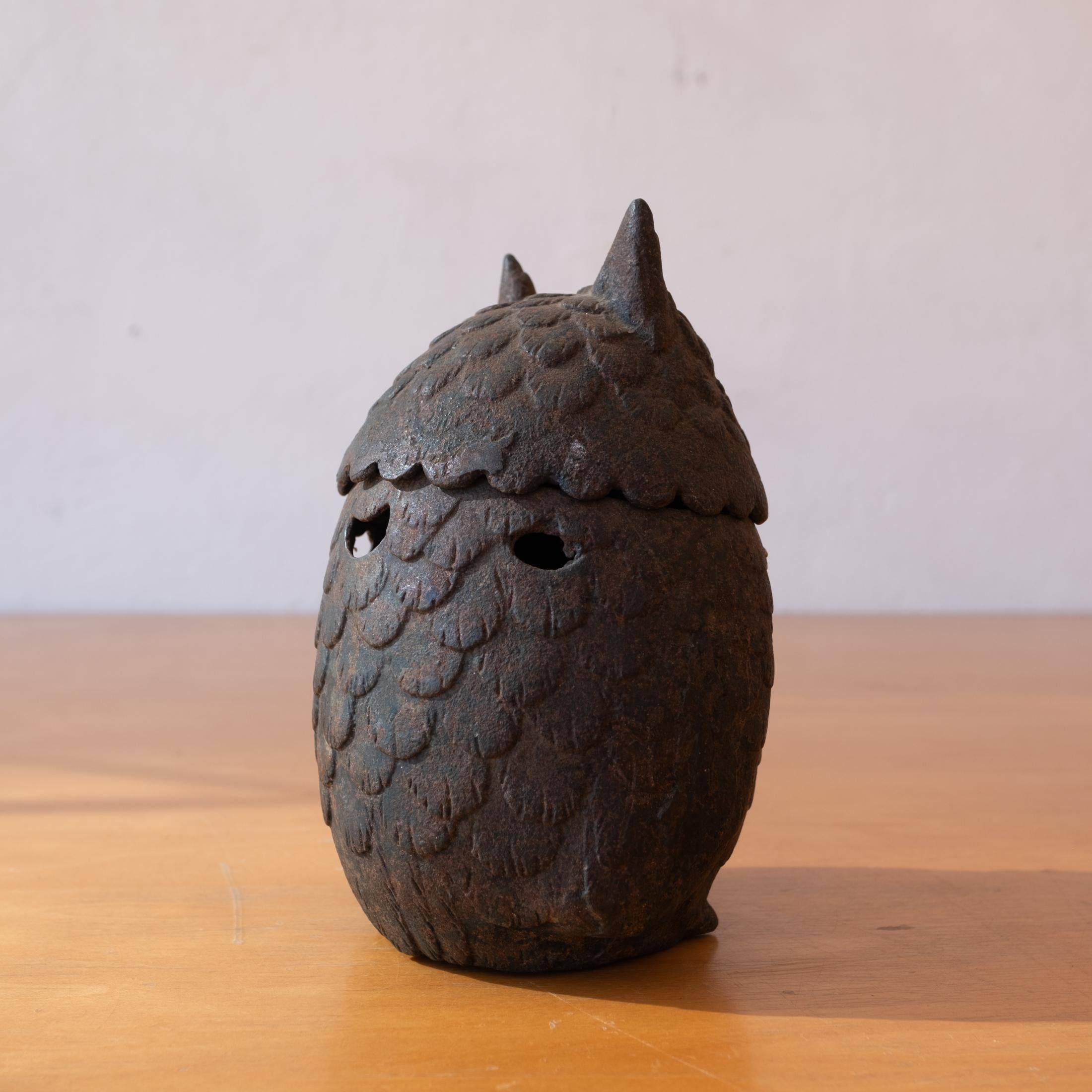Fer Lanterne d'encens japonaise en fer avec hibou en vente