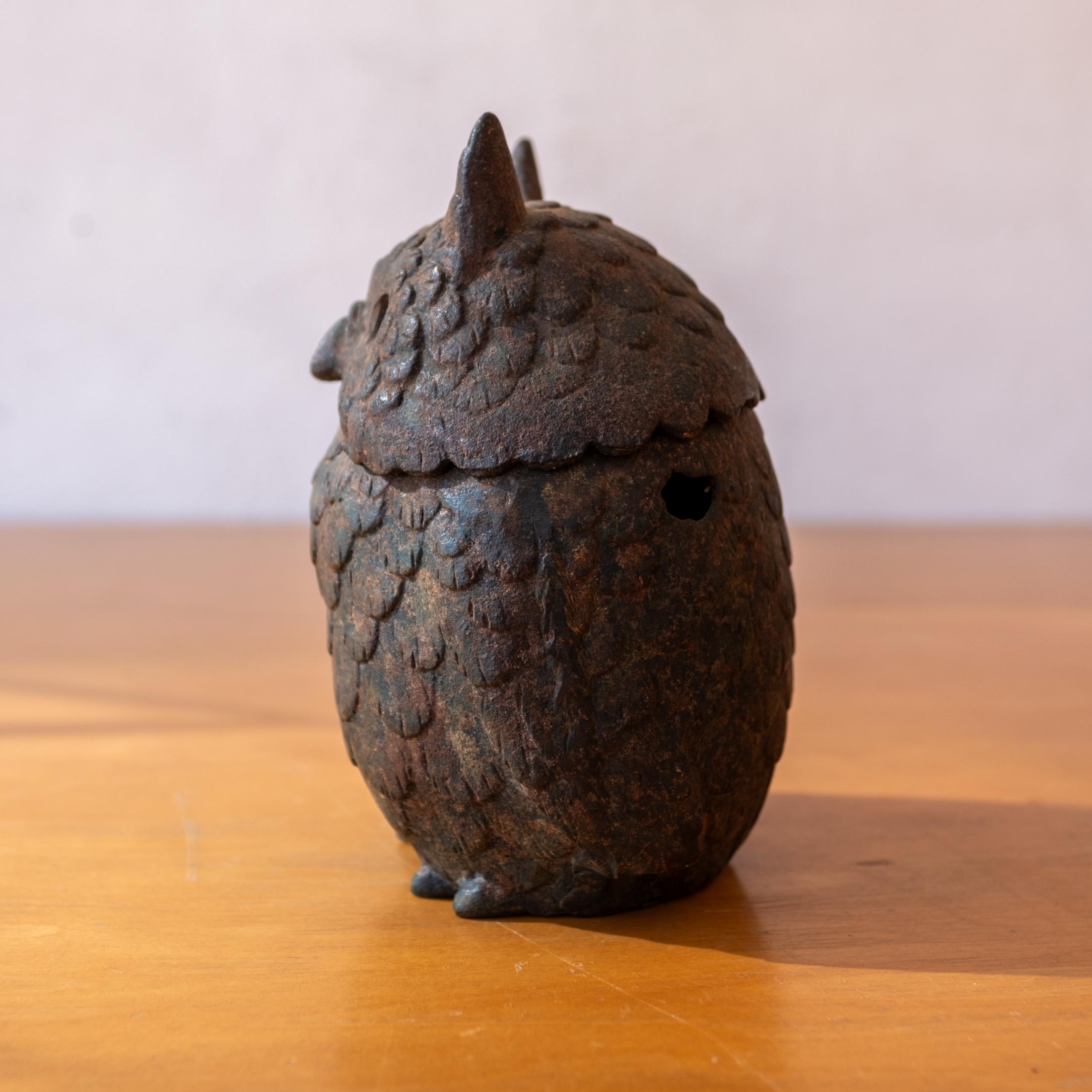 Lanterne d'encens japonaise en fer avec hibou en vente 1