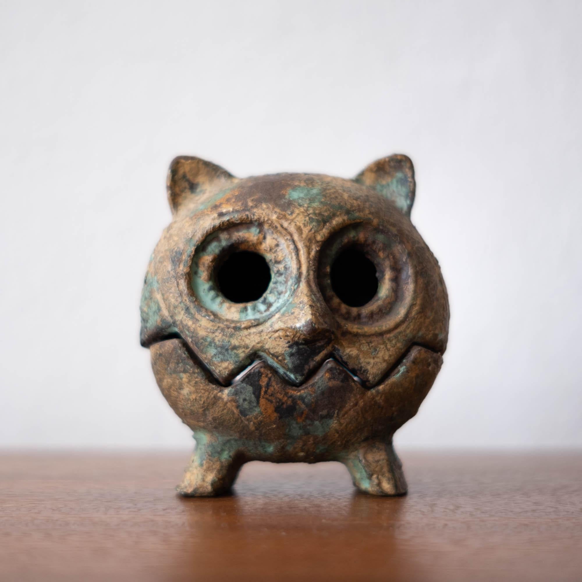 Midcentury iron owl sculpture with a nice applied patina. Removable top for use as a lantern with a small candle or perhaps for burning incense, Japan, 1950s.