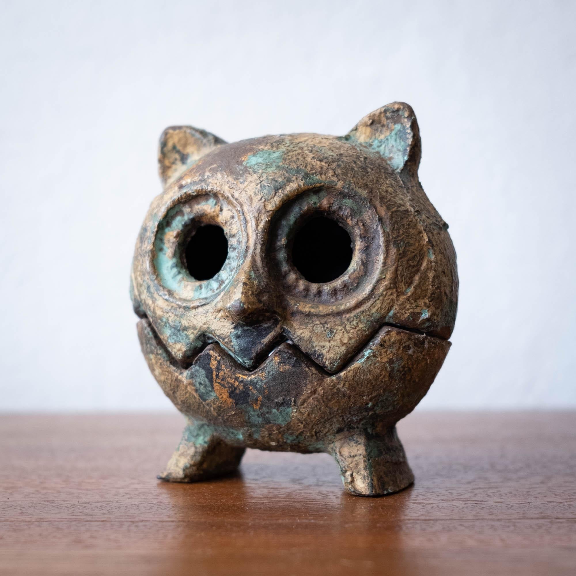 Midcentury iron owl sculpture with a nice applied patina. Removable top for use as a lantern with a small candle or perhaps for burning incense, Japan, 1950s.