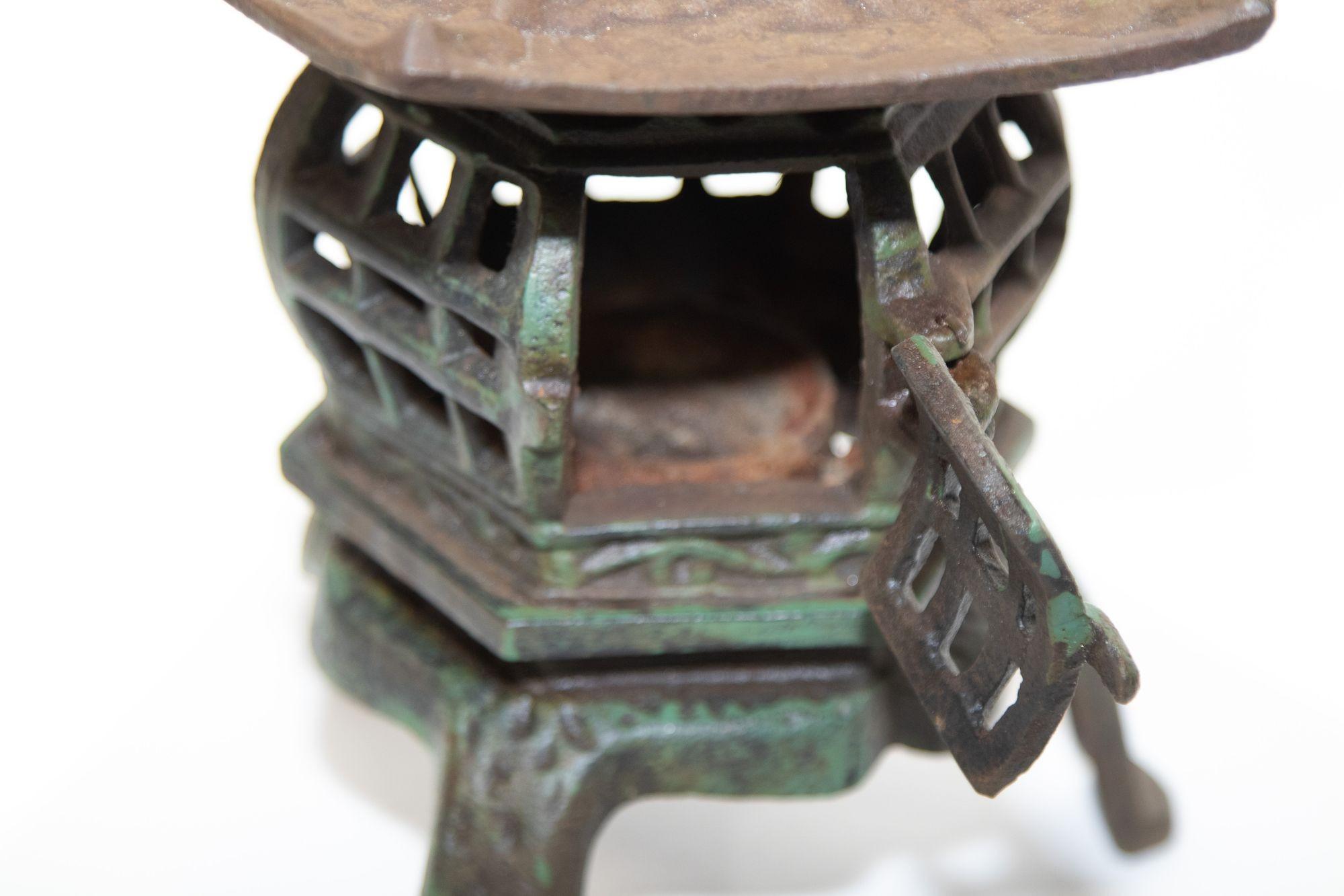 Lanterne de jardin à bougie pagode en fer japonais des années 1940 en vente 2