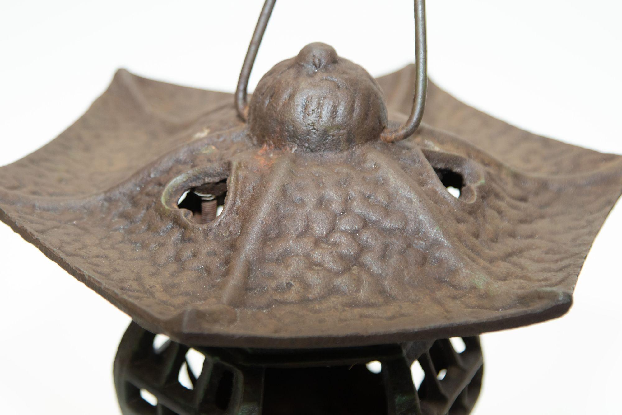 Lanterne de jardin à bougie pagode en fer japonais des années 1940 en vente 3
