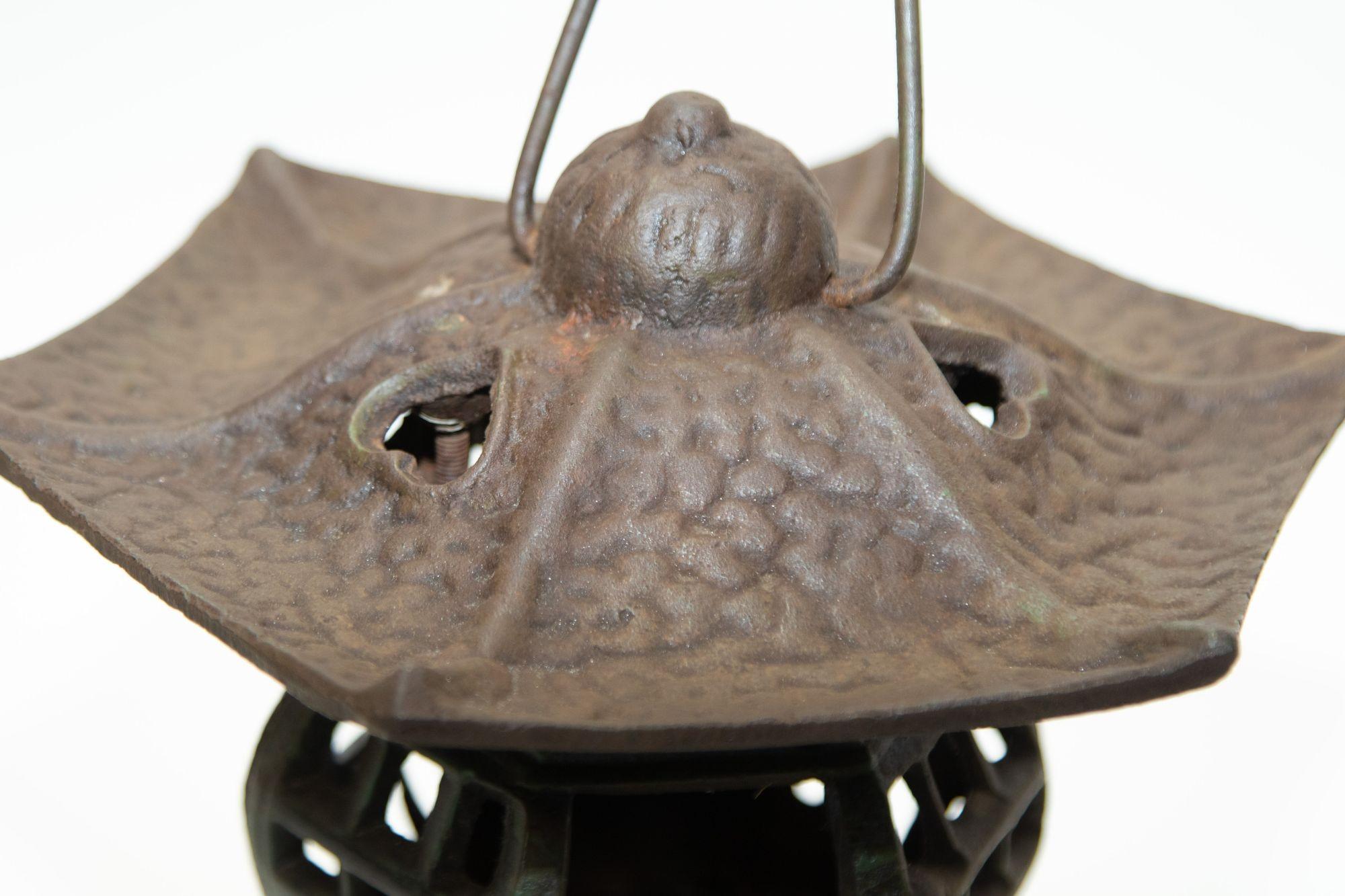 Fer Lanterne de jardin à bougie pagode en fer japonais des années 1940 en vente