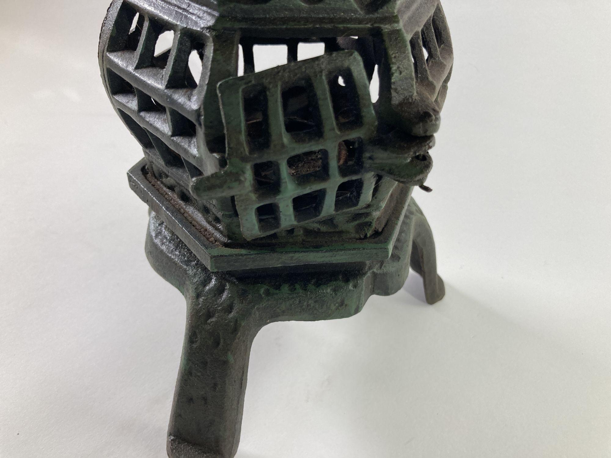 Lanterne de jardin à bougie pagode en fer japonais des années 1940 en vente 5