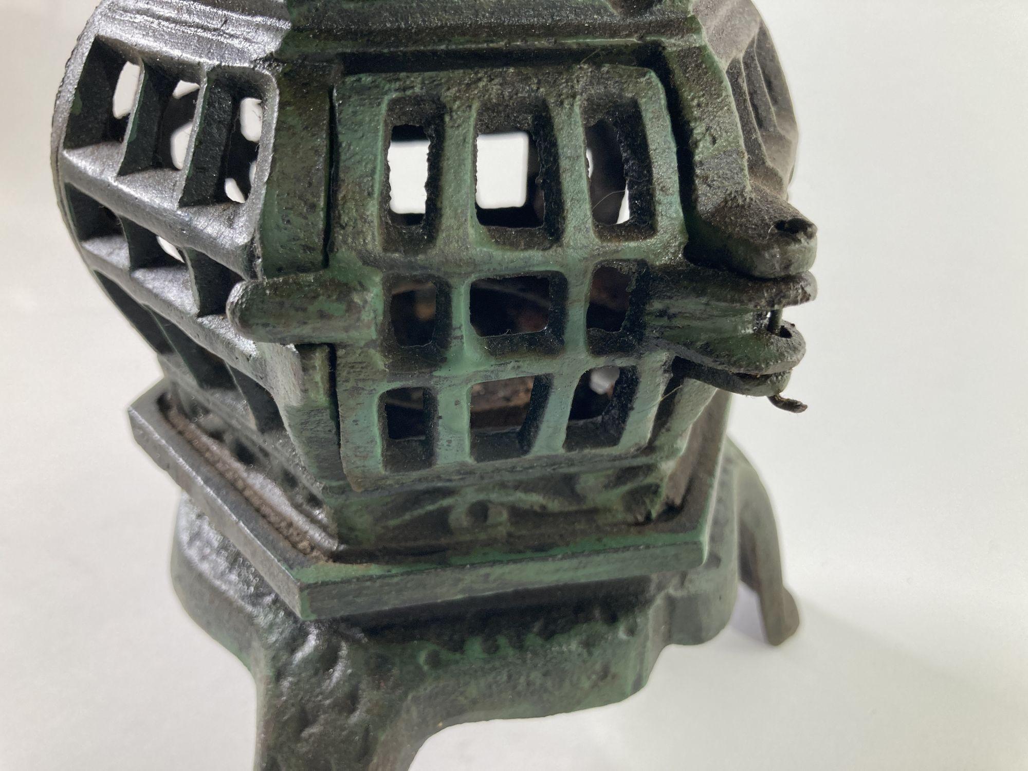 Lanterne de jardin à bougie pagode en fer japonais des années 1940 en vente 7