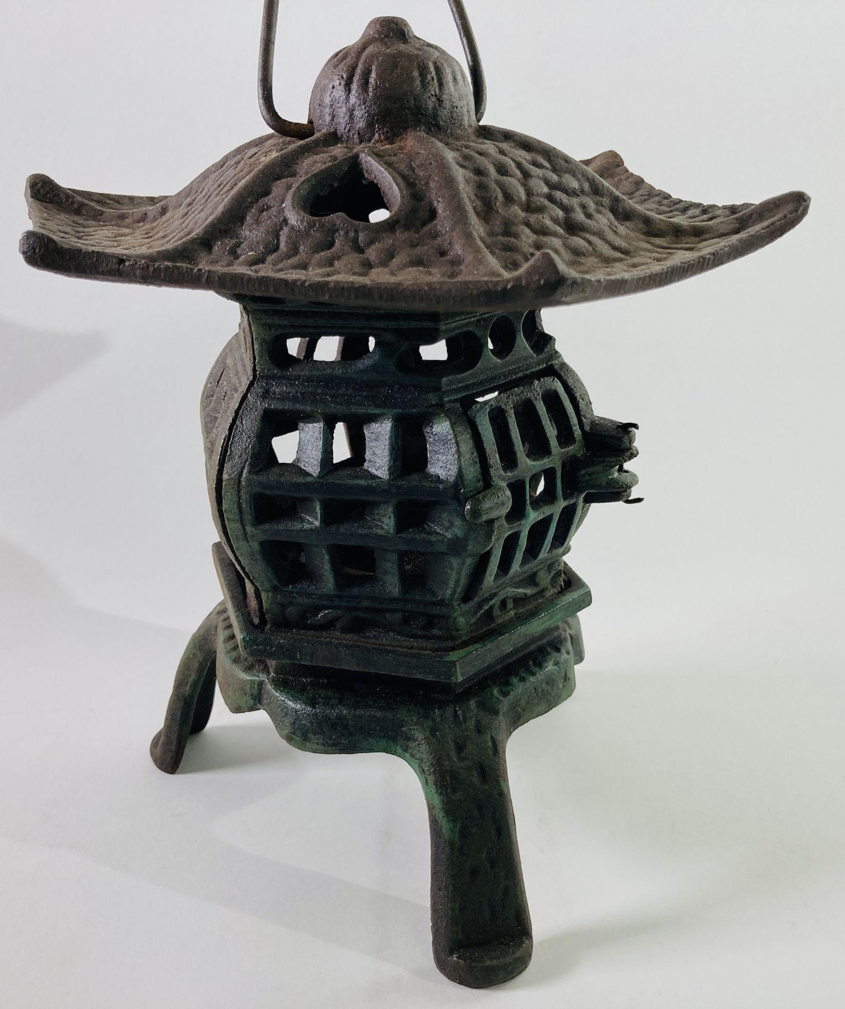 Lanterne de jardin à bougie pagode en fer japonais des années 1940 en vente 8