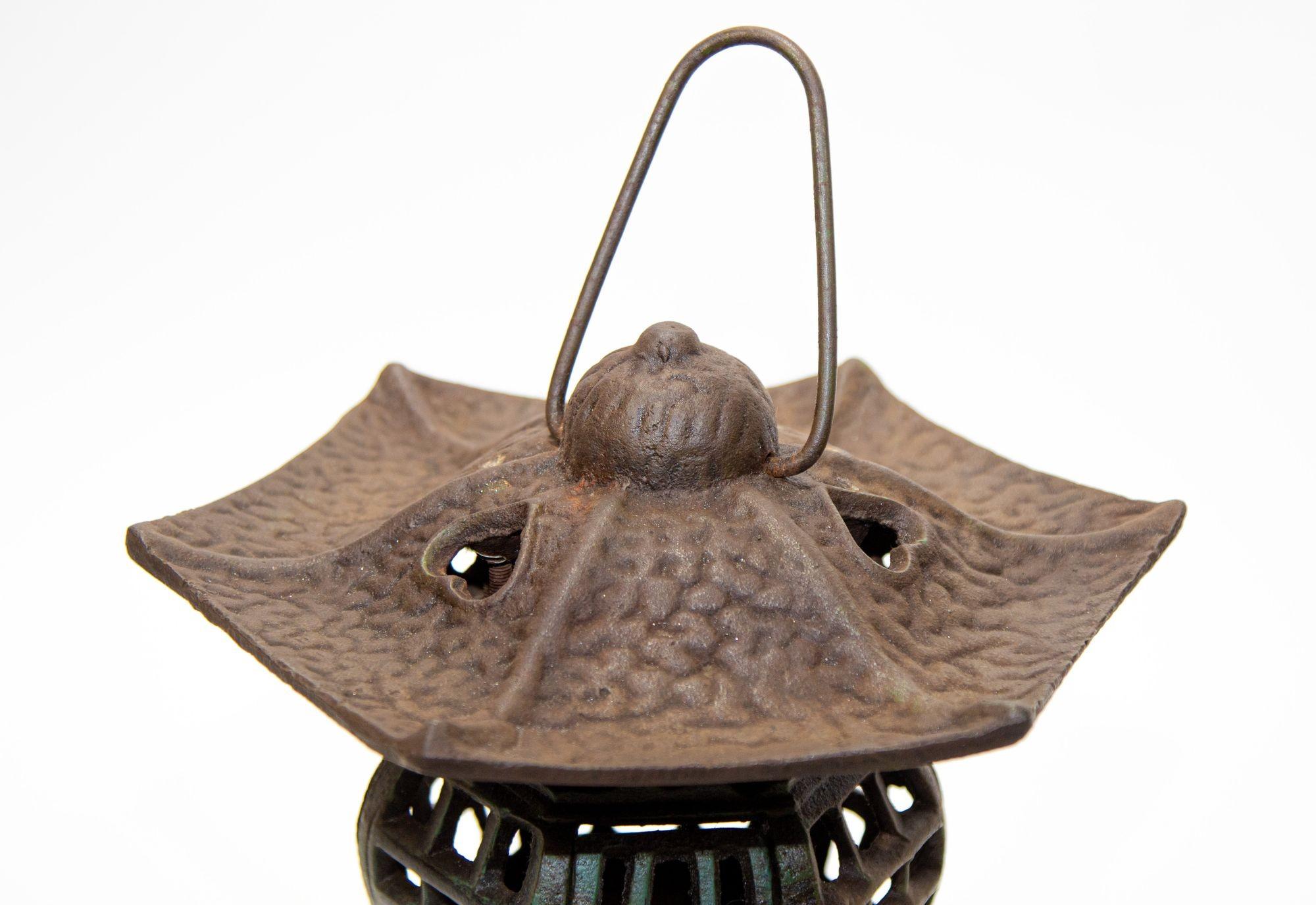 Japonais Lanterne de jardin à bougie pagode en fer japonais des années 1940 en vente