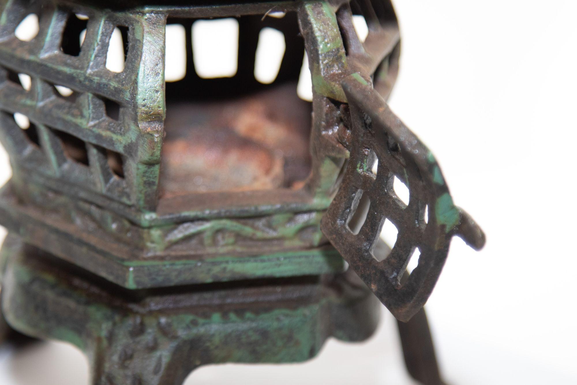 Lanterne de jardin à bougie pagode en fer japonais des années 1940 en vente 1
