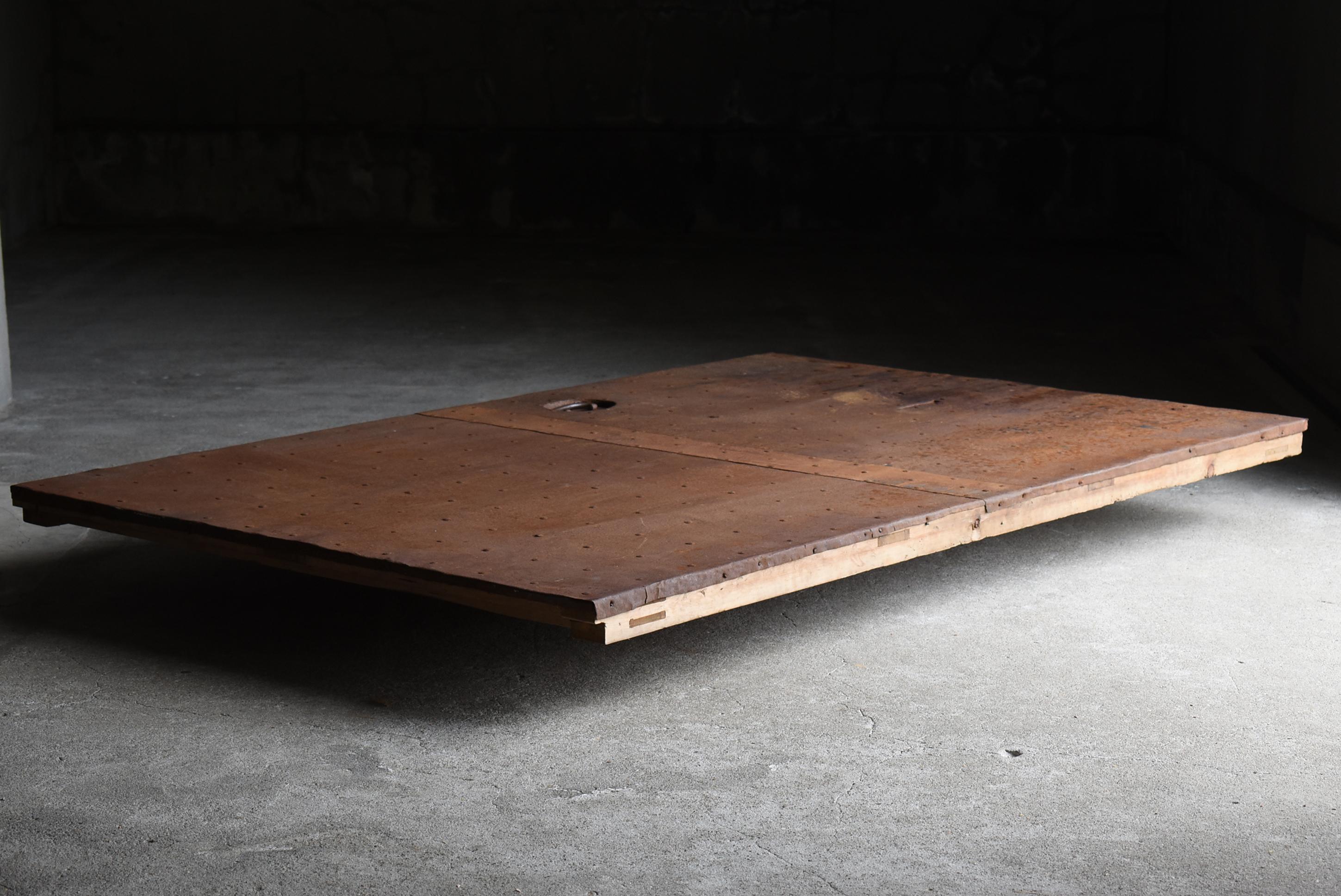 Japanese Antique Iron Plate Door 1860s-1900s / Low Table Sofa Table Wabi Sabi For Sale 10