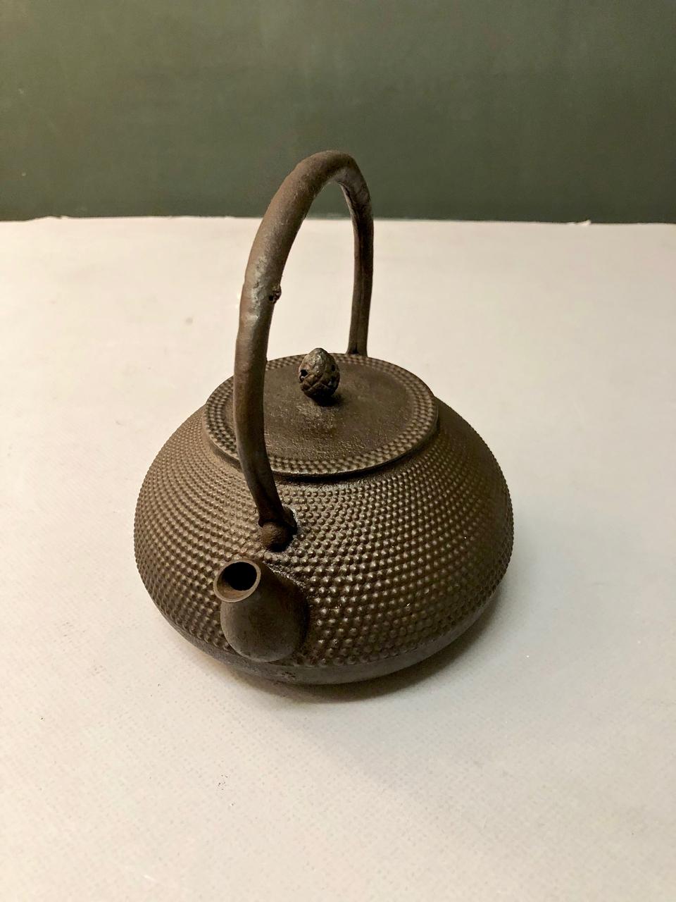 Japanese Iron Teapot In Good Condition In Pasadena, CA