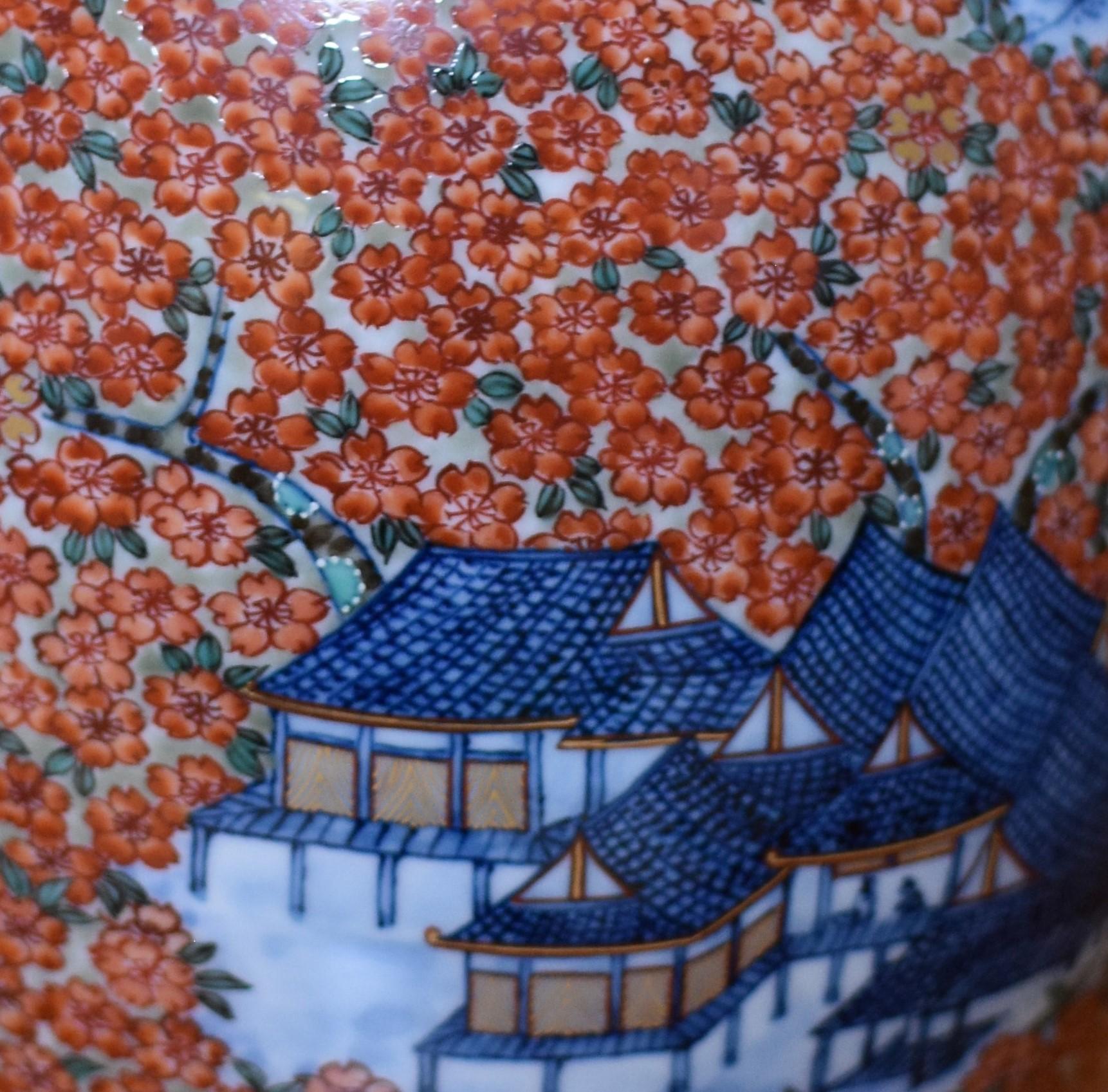 Extraordinario jarrón de porcelana decorativa japonesa contemporánea de calidad de museo, minuciosamente pintado a mano en azul y rojo sobre un cuerpo de porcelana de formas asombrosas, una obra maestra firmada por el aclamado y premiado maestro de
