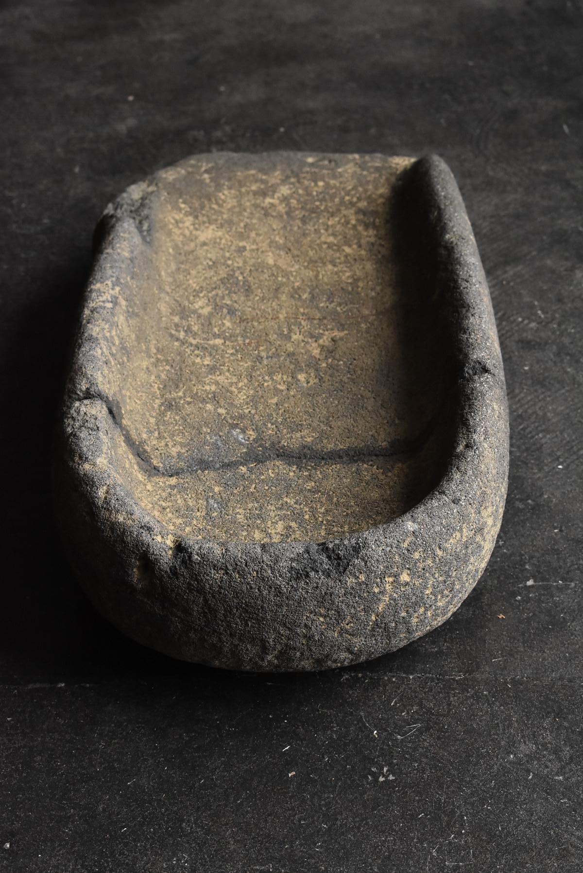 Japanese Jomon Period Stone Mortar  / Scholar's Stone / As a Garden Stone Basin In Good Condition In Sammu-shi, Chiba