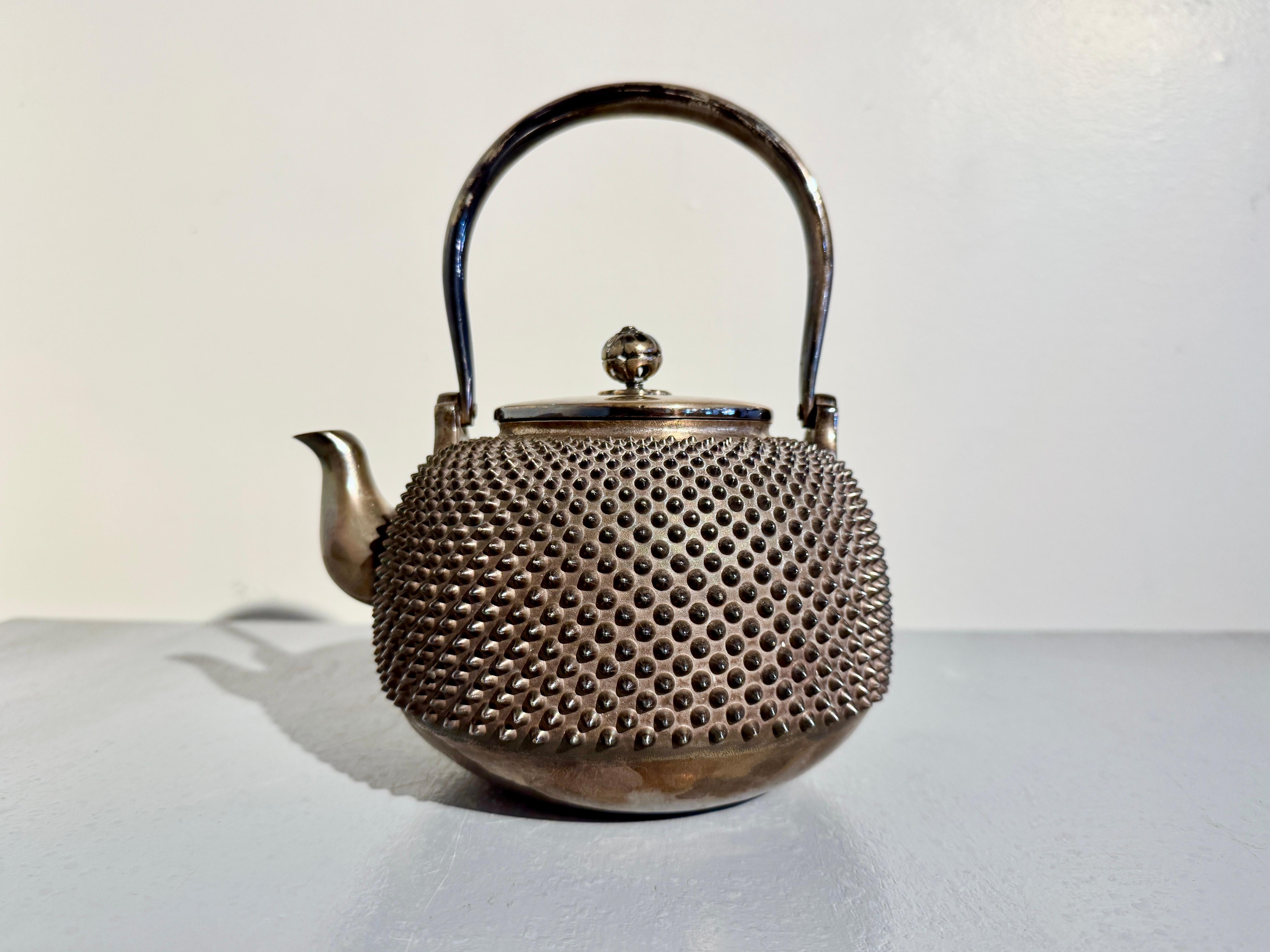 Eine große und feine japanische Teekanne aus reinem Silber (99%) im Tetsubin-Stil, späte Meiji-Periode, um 1900, Japan.

Die wunderschön gearbeitete Teekanne in Kesselform weist ein verführerisches und verlockendes Hobnail-Muster aus abgestuften