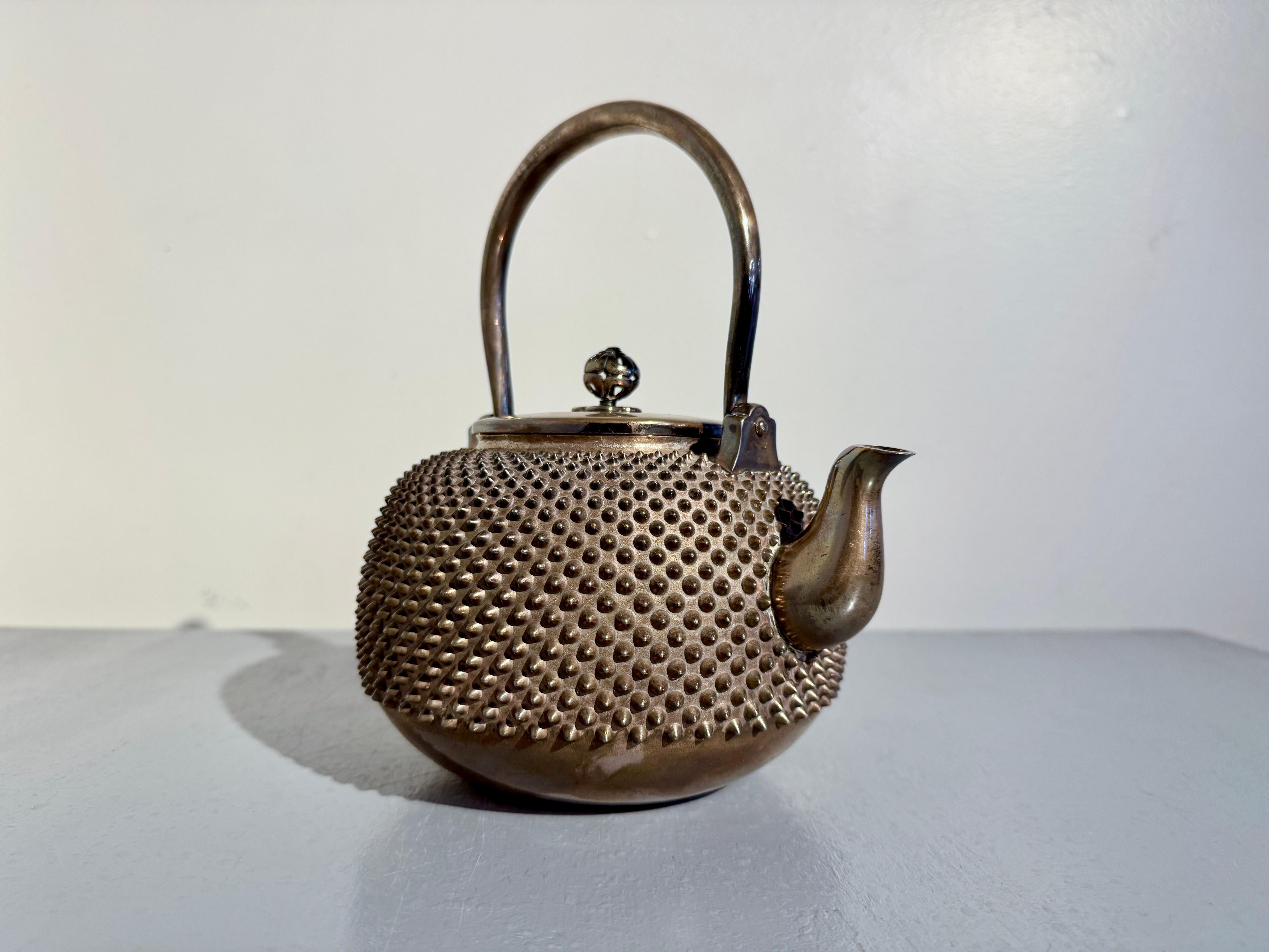 Japanische Jugin-Teekanne aus Feinsilber, Meiji-Zeit, um 1900, Japan (Gehämmert) im Angebot