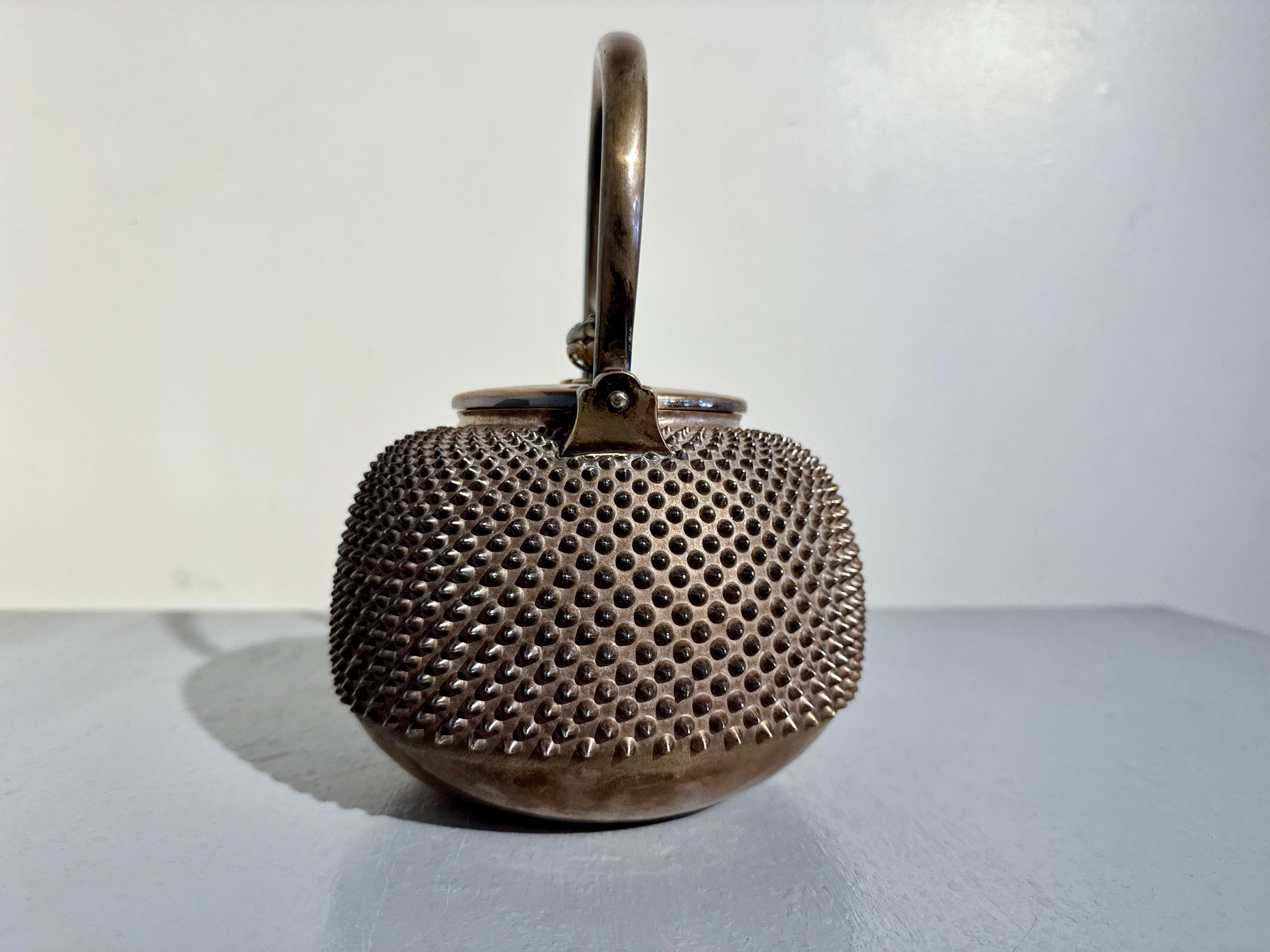 Japanische Jugin-Teekanne aus Feinsilber, Meiji-Zeit, um 1900, Japan (Frühes 20. Jahrhundert) im Angebot